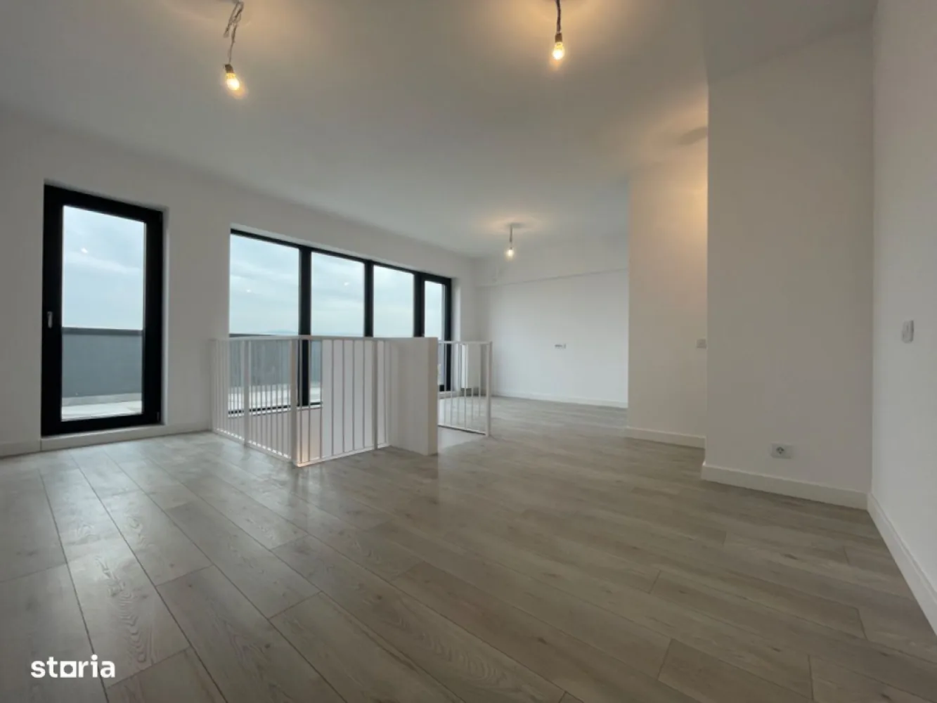 Silk District: Duplex premium, 3 camere, 88 mp, intabulat, contract vc - Proprietar - persoana fizica (titular contract de vanzare-cumparare), ofer spre vânzare duplex exclusivist, cu 2 dormitoare, situat în cadrul luxuriantului ansamblu Silk District, destinat celor care doresc să trăiască într-o comunitate tânără, verde și sigură.
Ideal atât pentru cuplurile tinere, cât și pentru familiile cu copii.
Apartamentul a fost deja intabulat, iar contractul de vanzare-cumparare a fost semnat de curand.
Informații imobil:
- Clasa energetică: A
- Suprafață generoasă, care totalizeaza 86 mp (74 utili), distribuită pe două niveluri (etajele 11 și 12), cu living open-space spațios, de aproximativ 30 mp (inclusiv scara).
- Distribuție practică: Nivelul 1 - dormitoare și baie; Nivelul 2 - living, bucătărie, baie și terasa.
- Înălțime plafon: 2.8 m
- Ferestre mari (2.20 m), ce oferă lumină naturală din abundență și senzația de spațiu deschis.
- Orientare estică, cu dispunere către curtea interioară, beneficiind astfel de liniște și relaxare din belșug, și evitand agitația traficului străzilor adiacente.
- Terasa privată generoasa, de 14 mp, o adevarata oază de relaxare în serile de vară; echipată cu sistem de scurgere sub nivelul pardoselii din dale flotante.
- Finisaje premium și design minimalist, fără grinzi vizibile, pentru un aspect modern, curat și elegant.
- Sistem dual de control al temperaturii, asigurand independența termica pe fiecare nivel, pentru un confort optim.
- 2 bai: una per nivel
- Priveliste panoramică asupra orașului, pentru momente de inspirație și liniște. Avantaje unice ale ansamblului rezidențial:
- Construcție după standardele NZEB - nearly zero energy building.
- Concept verde - proiect de peisagistică special creat pentru un stil de viață sănătos.
- Comunitate tânără și educată - Perfect pentru familiile cu copii, avand in vedere prezenta spațiilor numeroase de joacă, și amplasamentul acestora în zone ferite de circulatia auto.
- Mediu sigur: accesul în ansamblu este atent securizat și monitorizat
- Poluare redusă, ca urmare a interdicției de a parca la nivel suprateran - exclusivitate pentru tranzitul pietonal.
În concluzie, va invit să descoperiți cum ar putea sa arate “acasă”, într-un ansamblu de top, unde confortul și siguranța sunt prioritare. Dacă încă aveți îndoieli, va astept cu mare drag la vizionare :)
Va stau la dispoziție pentru orice neclarități sau informații.
Faceți pasul spre un stil de viață confortabil, trăit la standarde înalte, într-o comunitate selectă!
Pentru cei interesati, pot pune la dispozitie link-uri de acces catre cateva clipuri video pentru:
- zona living
- dormitor 1
- dormitor 2