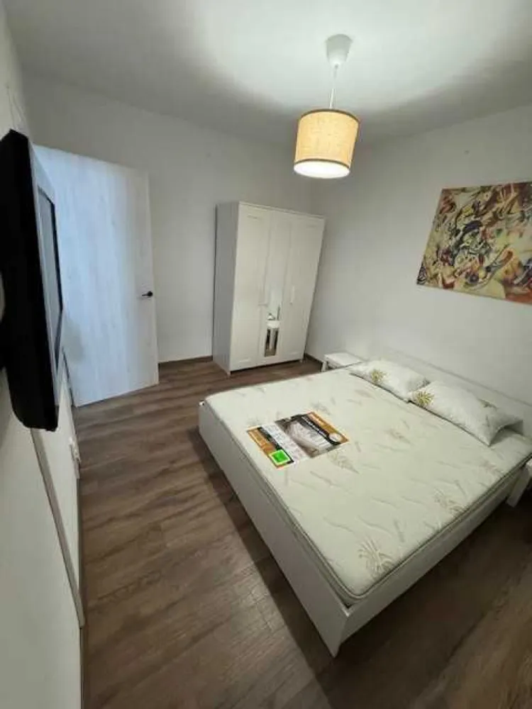 Inchiriez apartament 2 camere Doamna Ghica - Proprietar, ofer spre inchiriere apartament cu 2 camere.
Adresa: Soseaua Colentina, nr.45 (vizavi de complexul Rose Garden)
Apartamentul este recent renovat (dormitorul si livingul sunt noi) si este foarte curat si intr-o zona foarte buna, aproape de multe puncte de interes: Mall Veranda, Metrou Obor, Parc Plumbuita, Parc Tei, Kaufland, Profi.
Apartamentul este foarte spatios si dispune de debara, dressing si toate electrocasnicele necesare.

An constructie: 1974
Bloc reabilitat termic.
Semidecomandat
Etaj 1
Suprafata: 55 mp (balcon inchis cu geam termopan)

Se percepe o chirie avans + o chirie garantie.
Posibilitatea de mutare incepand cu 10.11.2024