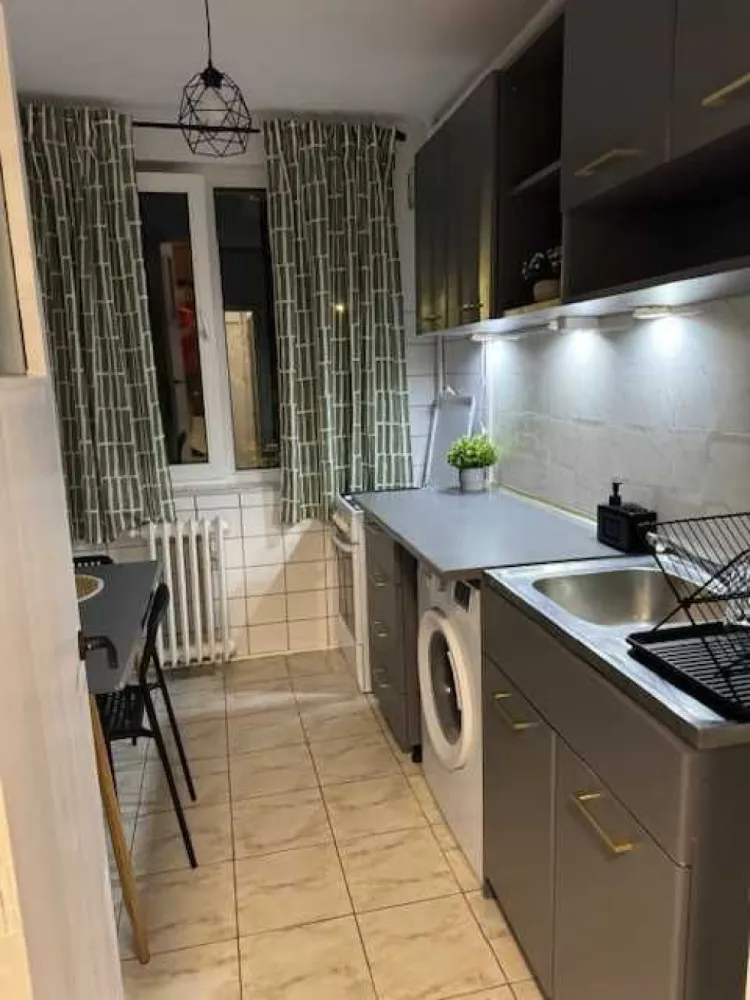 Inchiriez apartament 2 camere Doamna Ghica - Proprietar, ofer spre inchiriere apartament cu 2 camere.
Adresa: Soseaua Colentina, nr.45 (vizavi de complexul Rose Garden)
Apartamentul este recent renovat (dormitorul si livingul sunt noi) si este foarte curat si intr-o zona foarte buna, aproape de multe puncte de interes: Mall Veranda, Metrou Obor, Parc Plumbuita, Parc Tei, Kaufland, Profi.
Apartamentul este foarte spatios si dispune de debara, dressing si toate electrocasnicele necesare.

An constructie: 1974
Bloc reabilitat termic.
Semidecomandat
Etaj 1
Suprafata: 55 mp (balcon inchis cu geam termopan)

Se percepe o chirie avans + o chirie garantie.
Posibilitatea de mutare incepand cu 10.11.2024