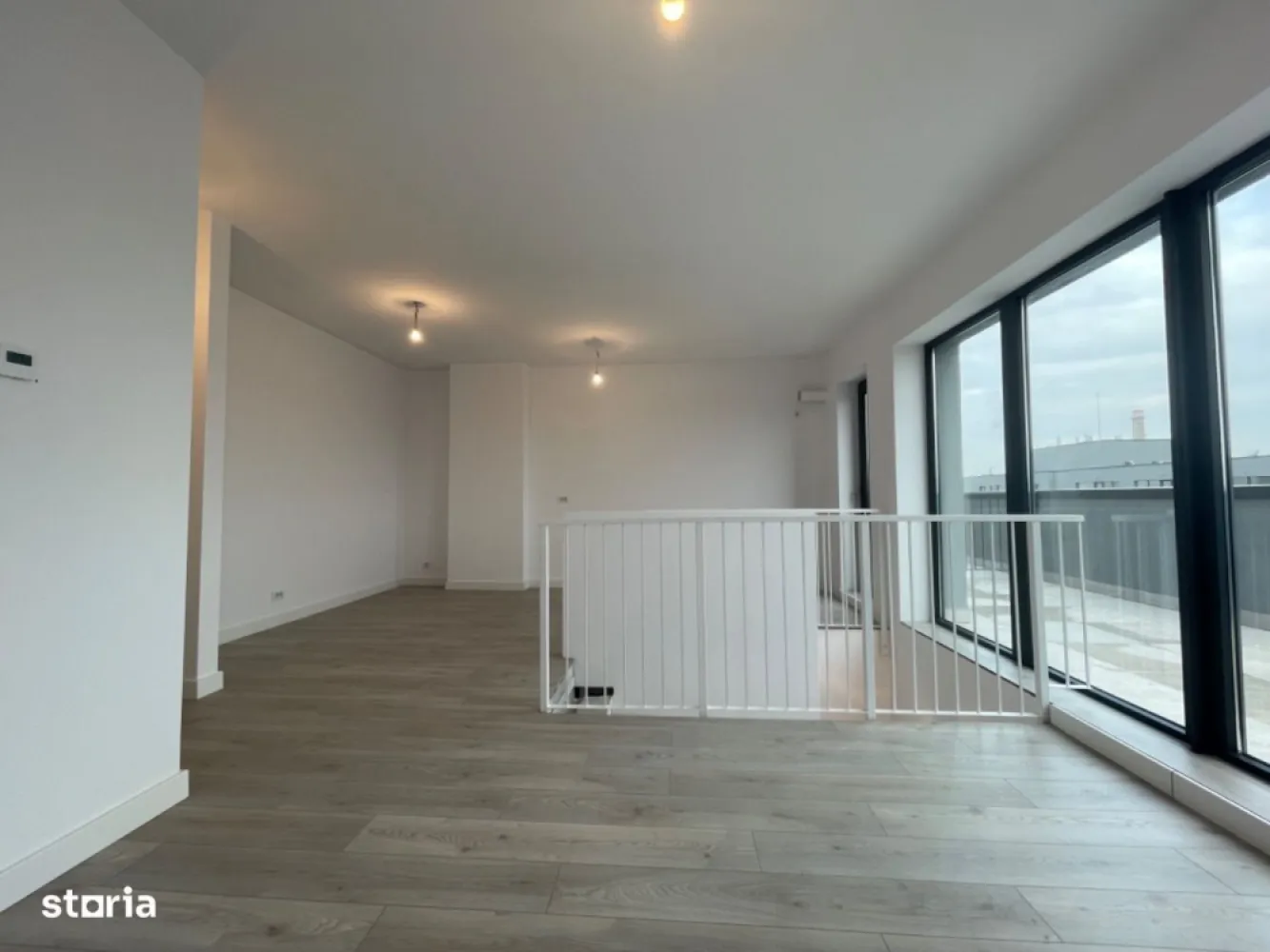 Silk District: Duplex premium, 3 camere, 88 mp, intabulat, contract vc - Proprietar - persoana fizica (titular contract de vanzare-cumparare), ofer spre vânzare duplex exclusivist, cu 2 dormitoare, situat în cadrul luxuriantului ansamblu Silk District, destinat celor care doresc să trăiască într-o comunitate tânără, verde și sigură.
Ideal atât pentru cuplurile tinere, cât și pentru familiile cu copii.
Apartamentul a fost deja intabulat, iar contractul de vanzare-cumparare a fost semnat de curand.
Informații imobil:
- Clasa energetică: A
- Suprafață generoasă, care totalizeaza 86 mp (74 utili), distribuită pe două niveluri (etajele 11 și 12), cu living open-space spațios, de aproximativ 30 mp (inclusiv scara).
- Distribuție practică: Nivelul 1 - dormitoare și baie; Nivelul 2 - living, bucătărie, baie și terasa.
- Înălțime plafon: 2.8 m
- Ferestre mari (2.20 m), ce oferă lumină naturală din abundență și senzația de spațiu deschis.
- Orientare estică, cu dispunere către curtea interioară, beneficiind astfel de liniște și relaxare din belșug, și evitand agitația traficului străzilor adiacente.
- Terasa privată generoasa, de 14 mp, o adevarata oază de relaxare în serile de vară; echipată cu sistem de scurgere sub nivelul pardoselii din dale flotante.
- Finisaje premium și design minimalist, fără grinzi vizibile, pentru un aspect modern, curat și elegant.
- Sistem dual de control al temperaturii, asigurand independența termica pe fiecare nivel, pentru un confort optim.
- 2 bai: una per nivel
- Priveliste panoramică asupra orașului, pentru momente de inspirație și liniște. Avantaje unice ale ansamblului rezidențial:
- Construcție după standardele NZEB - nearly zero energy building.
- Concept verde - proiect de peisagistică special creat pentru un stil de viață sănătos.
- Comunitate tânără și educată - Perfect pentru familiile cu copii, avand in vedere prezenta spațiilor numeroase de joacă, și amplasamentul acestora în zone ferite de circulatia auto.
- Mediu sigur: accesul în ansamblu este atent securizat și monitorizat
- Poluare redusă, ca urmare a interdicției de a parca la nivel suprateran - exclusivitate pentru tranzitul pietonal.
În concluzie, va invit să descoperiți cum ar putea sa arate “acasă”, într-un ansamblu de top, unde confortul și siguranța sunt prioritare. Dacă încă aveți îndoieli, va astept cu mare drag la vizionare :)
Va stau la dispoziție pentru orice neclarități sau informații.
Faceți pasul spre un stil de viață confortabil, trăit la standarde înalte, într-o comunitate selectă!
Pentru cei interesati, pot pune la dispozitie link-uri de acces catre cateva clipuri video pentru:
- zona living
- dormitor 1
- dormitor 2