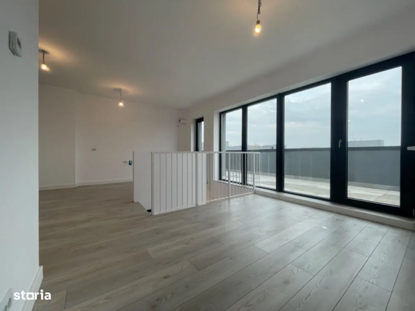 Silk District: Duplex premium, 3 camere, 88 mp, intabulat, contract vc - Proprietar - persoana fizica (titular contract de vanzare-cumparare), ofer spre vânzare duplex exclusivist, cu 2 dormitoare, situat în cadrul luxuriantului ansamblu Silk District, destinat celor care doresc să trăiască într-o comunitate tânără, verde și sigură.
Ideal atât pentru cuplurile tinere, cât și pentru familiile cu copii.
Apartamentul a fost deja intabulat, iar contractul de vanzare-cumparare a fost semnat de curand.
Informații imobil:
- Clasa energetică: A
- Suprafață generoasă, care totalizeaza 86 mp (74 utili), distribuită pe două niveluri (etajele 11 și 12), cu living open-space spațios, de aproximativ 30 mp (inclusiv scara).
- Distribuție practică: Nivelul 1 - dormitoare și baie; Nivelul 2 - living, bucătărie, baie și terasa.
- Înălțime plafon: 2.8 m
- Ferestre mari (2.20 m), ce oferă lumină naturală din abundență și senzația de spațiu deschis.
- Orientare estică, cu dispunere către curtea interioară, beneficiind astfel de liniște și relaxare din belșug, și evitand agitația traficului străzilor adiacente.
- Terasa privată generoasa, de 14 mp, o adevarata oază de relaxare în serile de vară; echipată cu sistem de scurgere sub nivelul pardoselii din dale flotante.
- Finisaje premium și design minimalist, fără grinzi vizibile, pentru un aspect modern, curat și elegant.
- Sistem dual de control al temperaturii, asigurand independența termica pe fiecare nivel, pentru un confort optim.
- 2 bai: una per nivel
- Priveliste panoramică asupra orașului, pentru momente de inspirație și liniște. Avantaje unice ale ansamblului rezidențial:
- Construcție după standardele NZEB - nearly zero energy building.
- Concept verde - proiect de peisagistică special creat pentru un stil de viață sănătos.
- Comunitate tânără și educată - Perfect pentru familiile cu copii, avand in vedere prezenta spațiilor numeroase de joacă, și amplasamentul acestora în zone ferite de circulatia auto.
- Mediu sigur: accesul în ansamblu este atent securizat și monitorizat
- Poluare redusă, ca urmare a interdicției de a parca la nivel suprateran - exclusivitate pentru tranzitul pietonal.
În concluzie, va invit să descoperiți cum ar putea sa arate “acasă”, într-un ansamblu de top, unde confortul și siguranța sunt prioritare. Dacă încă aveți îndoieli, va astept cu mare drag la vizionare :)
Va stau la dispoziție pentru orice neclarități sau informații.
Faceți pasul spre un stil de viață confortabil, trăit la standarde înalte, într-o comunitate selectă!
Pentru cei interesati, pot pune la dispozitie link-uri de acces catre cateva clipuri video pentru:
- zona living
- dormitor 1
- dormitor 2