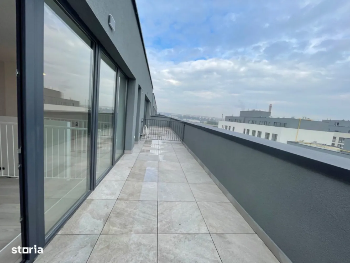 Silk District: Duplex premium, 3 camere, 88 mp, intabulat, contract vc - Proprietar - persoana fizica (titular contract de vanzare-cumparare), ofer spre vânzare duplex exclusivist, cu 2 dormitoare, situat în cadrul luxuriantului ansamblu Silk District, destinat celor care doresc să trăiască într-o comunitate tânără, verde și sigură.
Ideal atât pentru cuplurile tinere, cât și pentru familiile cu copii.
Apartamentul a fost deja intabulat, iar contractul de vanzare-cumparare a fost semnat de curand.
Informații imobil:
- Clasa energetică: A
- Suprafață generoasă, care totalizeaza 86 mp (74 utili), distribuită pe două niveluri (etajele 11 și 12), cu living open-space spațios, de aproximativ 30 mp (inclusiv scara).
- Distribuție practică: Nivelul 1 - dormitoare și baie; Nivelul 2 - living, bucătărie, baie și terasa.
- Înălțime plafon: 2.8 m
- Ferestre mari (2.20 m), ce oferă lumină naturală din abundență și senzația de spațiu deschis.
- Orientare estică, cu dispunere către curtea interioară, beneficiind astfel de liniște și relaxare din belșug, și evitand agitația traficului străzilor adiacente.
- Terasa privată generoasa, de 14 mp, o adevarata oază de relaxare în serile de vară; echipată cu sistem de scurgere sub nivelul pardoselii din dale flotante.
- Finisaje premium și design minimalist, fără grinzi vizibile, pentru un aspect modern, curat și elegant.
- Sistem dual de control al temperaturii, asigurand independența termica pe fiecare nivel, pentru un confort optim.
- 2 bai: una per nivel
- Priveliste panoramică asupra orașului, pentru momente de inspirație și liniște. Avantaje unice ale ansamblului rezidențial:
- Construcție după standardele NZEB - nearly zero energy building.
- Concept verde - proiect de peisagistică special creat pentru un stil de viață sănătos.
- Comunitate tânără și educată - Perfect pentru familiile cu copii, avand in vedere prezenta spațiilor numeroase de joacă, și amplasamentul acestora în zone ferite de circulatia auto.
- Mediu sigur: accesul în ansamblu este atent securizat și monitorizat
- Poluare redusă, ca urmare a interdicției de a parca la nivel suprateran - exclusivitate pentru tranzitul pietonal.
În concluzie, va invit să descoperiți cum ar putea sa arate “acasă”, într-un ansamblu de top, unde confortul și siguranța sunt prioritare. Dacă încă aveți îndoieli, va astept cu mare drag la vizionare :)
Va stau la dispoziție pentru orice neclarități sau informații.
Faceți pasul spre un stil de viață confortabil, trăit la standarde înalte, într-o comunitate selectă!
Pentru cei interesati, pot pune la dispozitie link-uri de acces catre cateva clipuri video pentru:
- zona living
- dormitor 1
- dormitor 2