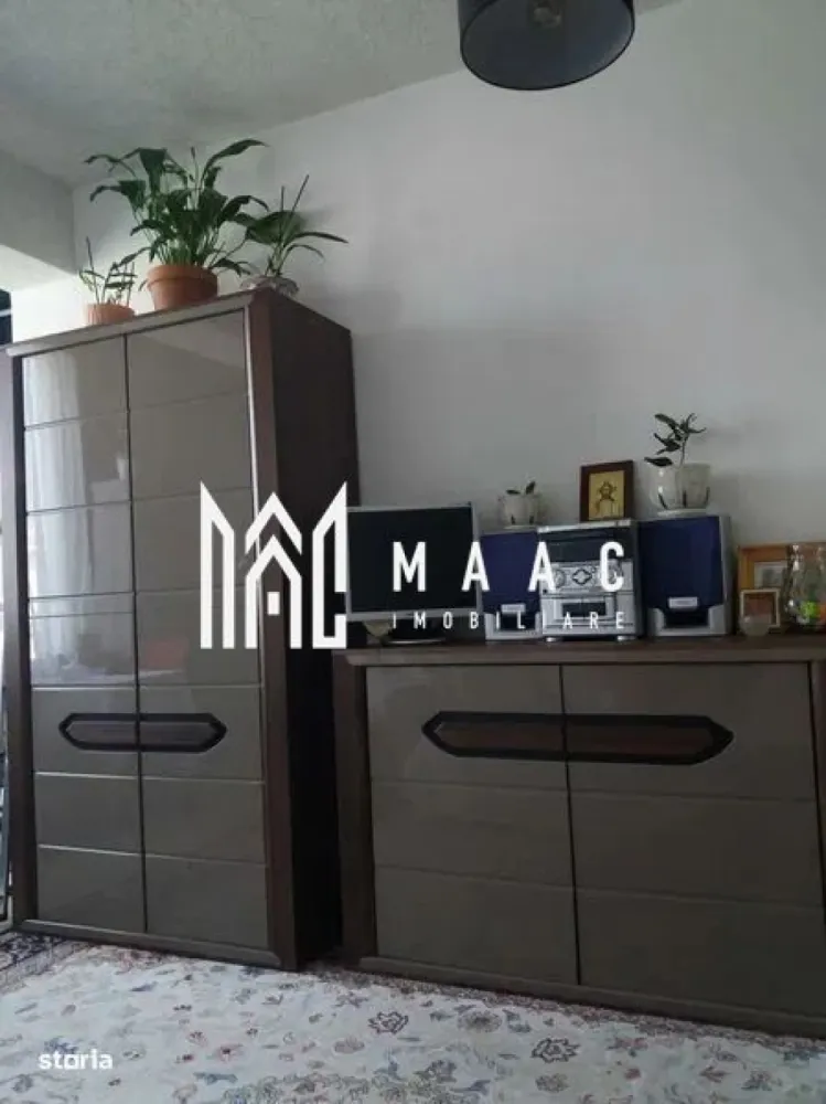Apartament de vânzare Sibiu | 2 camere decomandat | Hipodrom 3, 42 mp - Apartament cu 2 camere decomandat, situat în Hipodrom 3 din Sibiu, cu 42 mp utili, balcon tip logie și poziționare la ultimul etaj într-un imobil finalizat în 2015.

Detalii proprietate:
• Suprafață utilă: 42 mp
• Compartimentare: 2 camere, decomandat
• Dormitor cu dressing încorporat
• Living cu acces pe logie
• Bucătărie open-space, complet mobilată și utilată
• Baie cu cadă și mașină de spălat
• Logie închisă, cu acces din dormitor și din living
• Etaj 11 din 11, imobil cu lift
• An construcție: 2015, construcție finalizată
• Centrală termică proprie
• Tâmplărie REHAU cu geam termopan
• Izolație termică exterioară cu polistiren de 10 cm

Proprietatea este poziționată pe Strada Doamna Stanca, în zona Hipodrom 3 din Sibiu, cu acces rapid la magazine, piață, Dedeman, Shopping City Sibiu și alte puncte de interes.

Contactați-ne pentru o vizionare și menționați Cod anunț CP2759117.