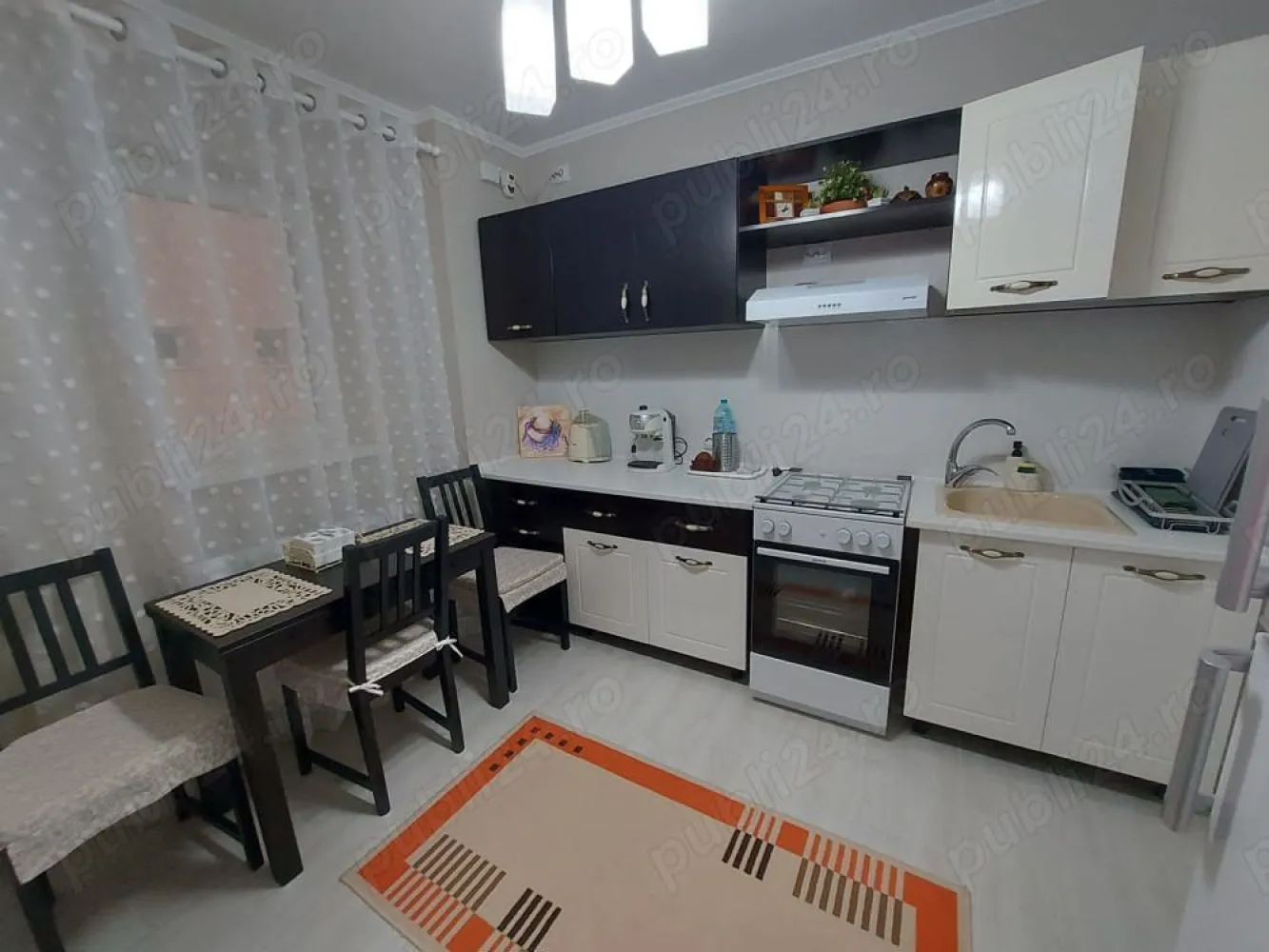 Inchiriere un apartament 2 camere - Va propunem spre inchiriere un apartament primitor si elegant de 2 camere cu balcon, situat in zona Lujerului. Cu o suprafata de 52 m , apartamentul este pozitionat la etajul 2 al unui imobil cu 10 etaje, prevazut cu lift si proaspat reabilitat termic. Apartamentul a fost renovat complet recent si se afla la prima inchiriere. 

Caracteristici principale:
Suprafata: 52 m 
Confort: 1
Etaj: 2 10
Compartimentare: circular
Numar camere: 2
Baie: cu geam masina de spalat boiler (pentru situatii de urgenta)
Balcon: inchis cu geamuri tripan, amenajat 
Bucatarie: inchisa, mobilata si utilata (frigider, aragaz si cuptor pe gaz, cafetiera, vesela, spatii de depozitare generoase)
Aer conditionat: da
Alte dotari : TV cablu si internet Digi 

Detalii suplimentare: Apartamentul este proaspat renovat, mobilat si utilat complet, cu finisaje de calitate, ofera spatii de depozitare generoase. Amplasarea in zona Lujerului asigura acces facil la zone comerciale (Mega Image, Carrefour, Piata Veteranilor, Mall Plaza, Afi Cotroceni, Auchan, Lidl), transport in comun (max. 5 minute pana la metrou Lujerului, 3 minute pana la statia de autobuze pentru conexiuni cu centru, Gara de Nord, Panduri), Parcul Liniei la 2 minute pe jos, gradinite si scoli in proximitate (Scoala Europeana nr. 17), banci, farmacii. Zona in care este amplasat apartamentul este ferita de traficul din bulevard, blocul fiind situat in linia a doua, asigurand liniste in toate momentele zilei si multa verdeata. 

Conditii de inchiriere:
Chirie : 2500 lei
La incheierea contractului se va achita 1 luna de chirie + 1 luna garantie.

Pentru mai multe detalii si programarea unei vizionari, nu ezitati sa ne contactati la numarul !