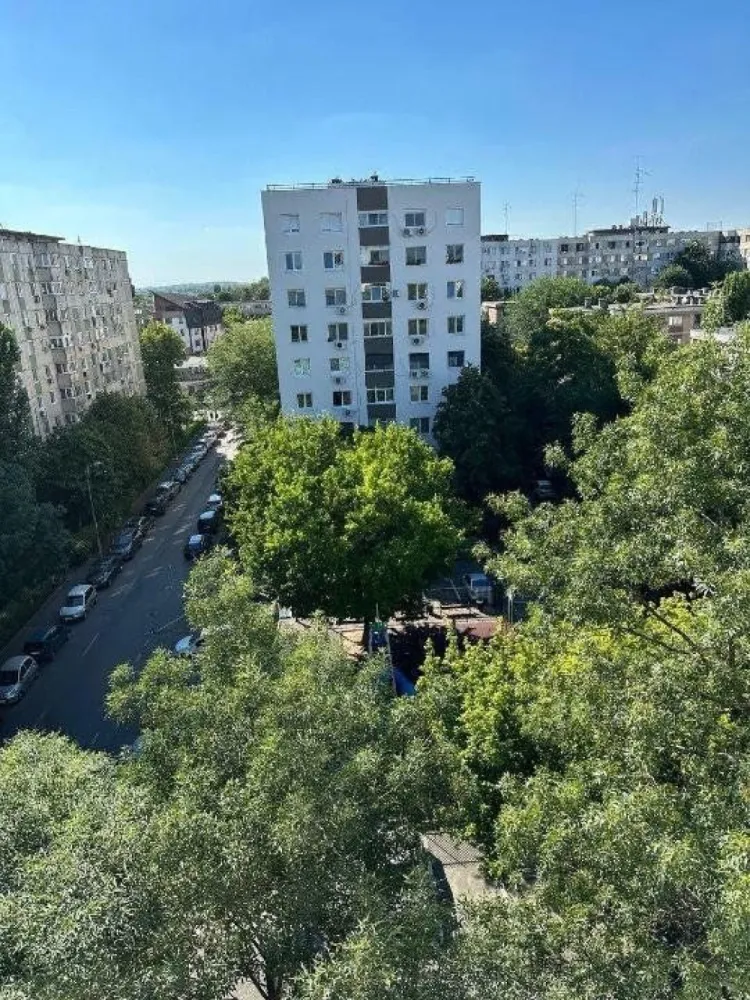 Apt 3cam renovat 69mp, dotat cu CT, AC , an 1985 etaj 7/8, mobilat - Vand apartament 3camere din 1985, dotat cu centrala termica, 2 aparate de aer conditionat in stare exceptionala, termopane, usa Metallica, Setum de calitate foarte buna, parchet, gresie, faianta, obiecte sanitare, usi interior, scara civilizata.
Se afla la 5minute pe jos pana la metrou Crangasi, tramvai 41, siupermarket Auchan, Lacul Morii., 15 minute pana la Arcul de Triumf cu tramvaiul 41.
Vedere superba la apus din sufragerie si un dormitor, fara alt bloc in fata ferestrelor. Al doilea dormitor are expunere libera pe Sud, toata casa este foarte luminoasa.
Blocul este inconjurat de spatii verzi cu copaci inalti, peisaj superb.

Blocul are 2 lifturi noi, interfon, usa noua metalica, tevi schimbate
Instalatia electrica este noua in toata casa cu garantie prize inclusiv in bucatarie si balcon pentru electrocasnice. 
Costul instalatiei electrice este 6000 euro cu factura.
Centrala termica Wiessman are placa de baza schimbata recent.

Apartamentul dispune de circuite separate pentru toti consumatorii mari de energie AC, masina de spalat, centrala termica. 
Starea apartamentului este foarte buna. Se vinde cu dressing pe hol inclus si mobilier cu blat in bucatarie, la cerere se poate preda noului proprietar toata mobila si combina frigorifica/ masina de spalat noi, gata de mutare.
