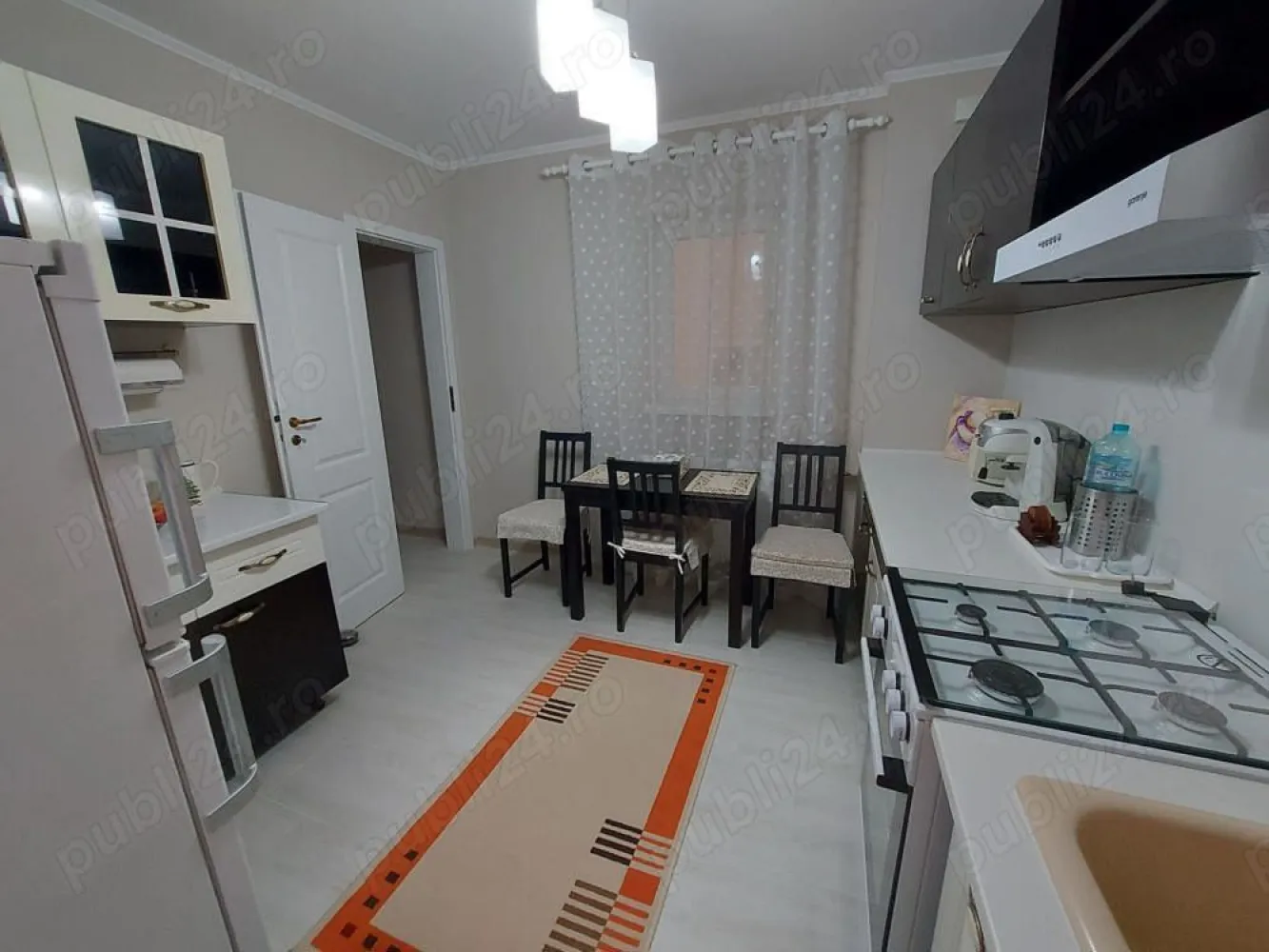 Inchiriere un apartament 2 camere - Va propunem spre inchiriere un apartament primitor si elegant de 2 camere cu balcon, situat in zona Lujerului. Cu o suprafata de 52 m , apartamentul este pozitionat la etajul 2 al unui imobil cu 10 etaje, prevazut cu lift si proaspat reabilitat termic. Apartamentul a fost renovat complet recent si se afla la prima inchiriere. 

Caracteristici principale:
Suprafata: 52 m 
Confort: 1
Etaj: 2 10
Compartimentare: circular
Numar camere: 2
Baie: cu geam masina de spalat boiler (pentru situatii de urgenta)
Balcon: inchis cu geamuri tripan, amenajat 
Bucatarie: inchisa, mobilata si utilata (frigider, aragaz si cuptor pe gaz, cafetiera, vesela, spatii de depozitare generoase)
Aer conditionat: da
Alte dotari : TV cablu si internet Digi 

Detalii suplimentare: Apartamentul este proaspat renovat, mobilat si utilat complet, cu finisaje de calitate, ofera spatii de depozitare generoase. Amplasarea in zona Lujerului asigura acces facil la zone comerciale (Mega Image, Carrefour, Piata Veteranilor, Mall Plaza, Afi Cotroceni, Auchan, Lidl), transport in comun (max. 5 minute pana la metrou Lujerului, 3 minute pana la statia de autobuze pentru conexiuni cu centru, Gara de Nord, Panduri), Parcul Liniei la 2 minute pe jos, gradinite si scoli in proximitate (Scoala Europeana nr. 17), banci, farmacii. Zona in care este amplasat apartamentul este ferita de traficul din bulevard, blocul fiind situat in linia a doua, asigurand liniste in toate momentele zilei si multa verdeata. 

Conditii de inchiriere:
Chirie : 2500 lei
La incheierea contractului se va achita 1 luna de chirie + 1 luna garantie.

Pentru mai multe detalii si programarea unei vizionari, nu ezitati sa ne contactati la numarul !