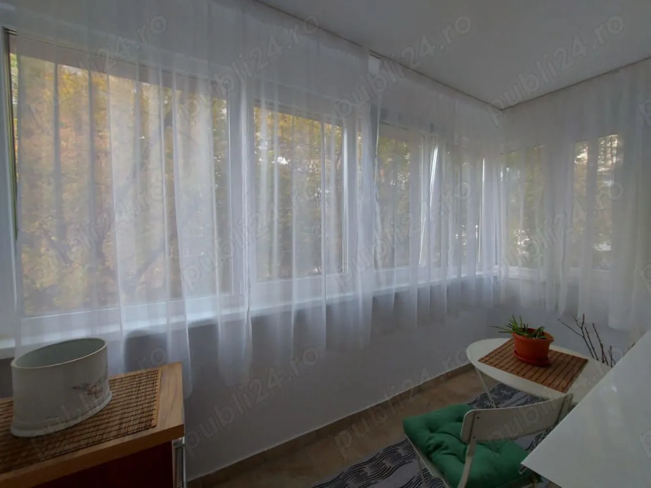 Inchiriere un apartament 2 camere - Va propunem spre inchiriere un apartament primitor si elegant de 2 camere cu balcon, situat in zona Lujerului. Cu o suprafata de 52 m , apartamentul este pozitionat la etajul 2 al unui imobil cu 10 etaje, prevazut cu lift si proaspat reabilitat termic. Apartamentul a fost renovat complet recent si se afla la prima inchiriere. 

Caracteristici principale:
Suprafata: 52 m 
Confort: 1
Etaj: 2 10
Compartimentare: circular
Numar camere: 2
Baie: cu geam masina de spalat boiler (pentru situatii de urgenta)
Balcon: inchis cu geamuri tripan, amenajat 
Bucatarie: inchisa, mobilata si utilata (frigider, aragaz si cuptor pe gaz, cafetiera, vesela, spatii de depozitare generoase)
Aer conditionat: da
Alte dotari : TV cablu si internet Digi 

Detalii suplimentare: Apartamentul este proaspat renovat, mobilat si utilat complet, cu finisaje de calitate, ofera spatii de depozitare generoase. Amplasarea in zona Lujerului asigura acces facil la zone comerciale (Mega Image, Carrefour, Piata Veteranilor, Mall Plaza, Afi Cotroceni, Auchan, Lidl), transport in comun (max. 5 minute pana la metrou Lujerului, 3 minute pana la statia de autobuze pentru conexiuni cu centru, Gara de Nord, Panduri), Parcul Liniei la 2 minute pe jos, gradinite si scoli in proximitate (Scoala Europeana nr. 17), banci, farmacii. Zona in care este amplasat apartamentul este ferita de traficul din bulevard, blocul fiind situat in linia a doua, asigurand liniste in toate momentele zilei si multa verdeata. 

Conditii de inchiriere:
Chirie : 2500 lei
La incheierea contractului se va achita 1 luna de chirie + 1 luna garantie.

Pentru mai multe detalii si programarea unei vizionari, nu ezitati sa ne contactati la numarul !