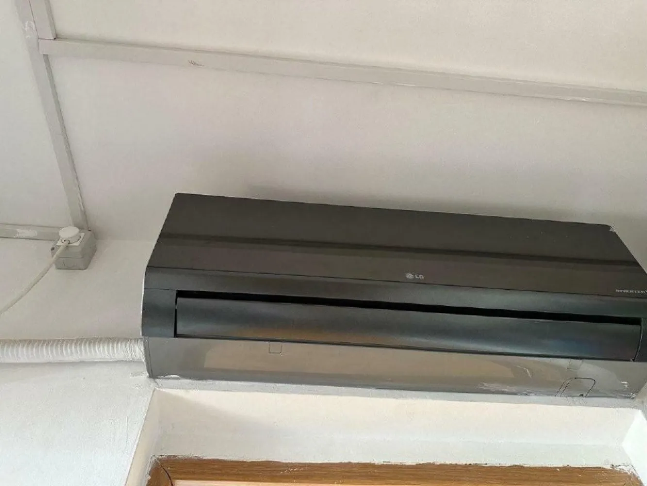 Apt 3cam renovat 69mp, dotat cu CT, AC , an 1985 etaj 7/8, mobilat - Vand apartament 3camere din 1985, dotat cu centrala termica, 2 aparate de aer conditionat in stare exceptionala, termopane, usa Metallica, Setum de calitate foarte buna, parchet, gresie, faianta, obiecte sanitare, usi interior, scara civilizata.
Se afla la 5minute pe jos pana la metrou Crangasi, tramvai 41, siupermarket Auchan, Lacul Morii., 15 minute pana la Arcul de Triumf cu tramvaiul 41.
Vedere superba la apus din sufragerie si un dormitor, fara alt bloc in fata ferestrelor. Al doilea dormitor are expunere libera pe Sud, toata casa este foarte luminoasa.
Blocul este inconjurat de spatii verzi cu copaci inalti, peisaj superb.

Blocul are 2 lifturi noi, interfon, usa noua metalica, tevi schimbate
Instalatia electrica este noua in toata casa cu garantie prize inclusiv in bucatarie si balcon pentru electrocasnice. 
Costul instalatiei electrice este 6000 euro cu factura.
Centrala termica Wiessman are placa de baza schimbata recent.

Apartamentul dispune de circuite separate pentru toti consumatorii mari de energie AC, masina de spalat, centrala termica. 
Starea apartamentului este foarte buna. Se vinde cu dressing pe hol inclus si mobilier cu blat in bucatarie, la cerere se poate preda noului proprietar toata mobila si combina frigorifica/ masina de spalat noi, gata de mutare.