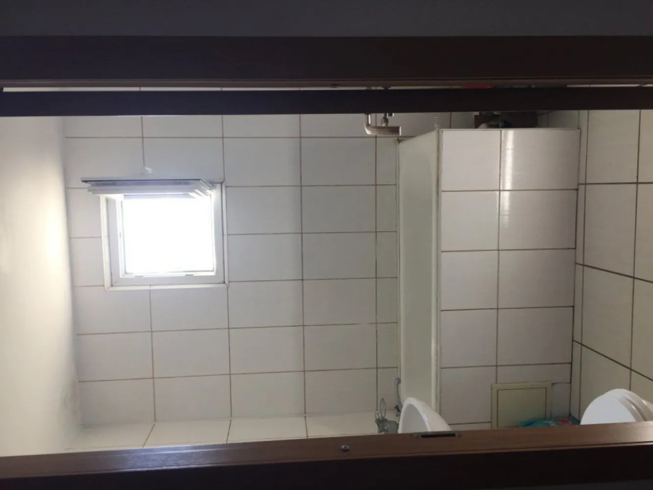 Apt 3cam renovat 69mp, dotat cu CT, AC , an 1985 etaj 7/8, mobilat - Vand apartament 3camere din 1985, dotat cu centrala termica, 2 aparate de aer conditionat in stare exceptionala, termopane, usa Metallica, Setum de calitate foarte buna, parchet, gresie, faianta, obiecte sanitare, usi interior, scara civilizata.
Se afla la 5minute pe jos pana la metrou Crangasi, tramvai 41, siupermarket Auchan, Lacul Morii., 15 minute pana la Arcul de Triumf cu tramvaiul 41.
Vedere superba la apus din sufragerie si un dormitor, fara alt bloc in fata ferestrelor. Al doilea dormitor are expunere libera pe Sud, toata casa este foarte luminoasa.
Blocul este inconjurat de spatii verzi cu copaci inalti, peisaj superb.

Blocul are 2 lifturi noi, interfon, usa noua metalica, tevi schimbate
Instalatia electrica este noua in toata casa cu garantie prize inclusiv in bucatarie si balcon pentru electrocasnice. 
Costul instalatiei electrice este 6000 euro cu factura.
Centrala termica Wiessman are placa de baza schimbata recent.

Apartamentul dispune de circuite separate pentru toti consumatorii mari de energie AC, masina de spalat, centrala termica. 
Starea apartamentului este foarte buna. Se vinde cu dressing pe hol inclus si mobilier cu blat in bucatarie, la cerere se poate preda noului proprietar toata mobila si combina frigorifica/ masina de spalat noi, gata de mutare.