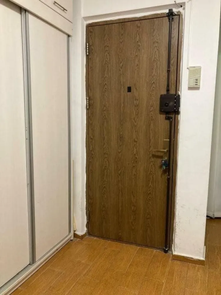 Apt 3cam renovat 69mp, dotat cu CT, AC , an 1985 etaj 7/8, mobilat - Vand apartament 3camere din 1985, dotat cu centrala termica, 2 aparate de aer conditionat in stare exceptionala, termopane, usa Metallica, Setum de calitate foarte buna, parchet, gresie, faianta, obiecte sanitare, usi interior, scara civilizata.
Se afla la 5minute pe jos pana la metrou Crangasi, tramvai 41, siupermarket Auchan, Lacul Morii., 15 minute pana la Arcul de Triumf cu tramvaiul 41.
Vedere superba la apus din sufragerie si un dormitor, fara alt bloc in fata ferestrelor. Al doilea dormitor are expunere libera pe Sud, toata casa este foarte luminoasa.
Blocul este inconjurat de spatii verzi cu copaci inalti, peisaj superb.

Blocul are 2 lifturi noi, interfon, usa noua metalica, tevi schimbate
Instalatia electrica este noua in toata casa cu garantie prize inclusiv in bucatarie si balcon pentru electrocasnice. 
Costul instalatiei electrice este 6000 euro cu factura.
Centrala termica Wiessman are placa de baza schimbata recent.

Apartamentul dispune de circuite separate pentru toti consumatorii mari de energie AC, masina de spalat, centrala termica. 
Starea apartamentului este foarte buna. Se vinde cu dressing pe hol inclus si mobilier cu blat in bucatarie, la cerere se poate preda noului proprietar toata mobila si combina frigorifica/ masina de spalat noi, gata de mutare.