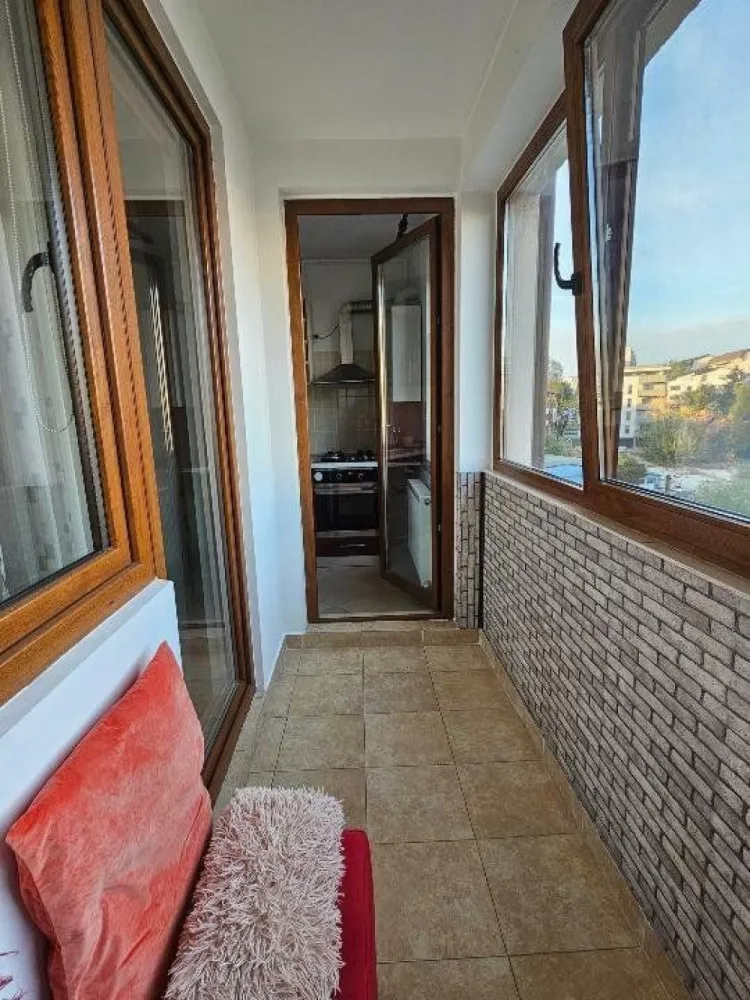 Ap langa metrou, centrala, parcare subterana - direct proprietar - Direct Proprietar, nu colaborez cu agenţii - 
Se închiriază apartment de 2 camere, în bloc din 2015, pe Str. Peneş Curcanul Nr. 16-18. 
Acesta este situat la max 1 min de staţia de metrou Mihai Bravu (M1/M3), tramvai (1/10) şi autobuz (223, N123, N125). Lângă bloc se află: Mega Shop&Go, Lidl, mai multe benzinării, Profi, grădiniţe. La următoarea intersecţie este un Mega non-stop şi complex de magazine Kaufland, Jysk, Animax etc. 
Apartamentul are 67 mp, un hol mare cu multe spaţii de depozitare, astfel camerele fiind luminoase şi aerisite; bucătărie închisă, baie cu geam şi balcon închis. 
Apartamentul se închiriază pe termen lung, complet mobilat şi utilat cu toate cele necesare precum: 
- centrală proprie
- canapea extensibilă living
- pat dormitor 160x200 (s-a comandat saltea nouă, ortopedică, de 26 cm înălţime)
- 2 TV/cablu şi internet
- maşină de spălat rufe
- plită pe gaz/cuptor electric
- aer condiţionat
Blocul este foarte bine izolat, ceea ce ajută la un cost de întreţinere redus.
Preţul este de 600Euro/lună, incluzând locul de parcare subteran. 
Nu se acceptă animale de companie.
Pentru mai multe detalii şi vizionări: