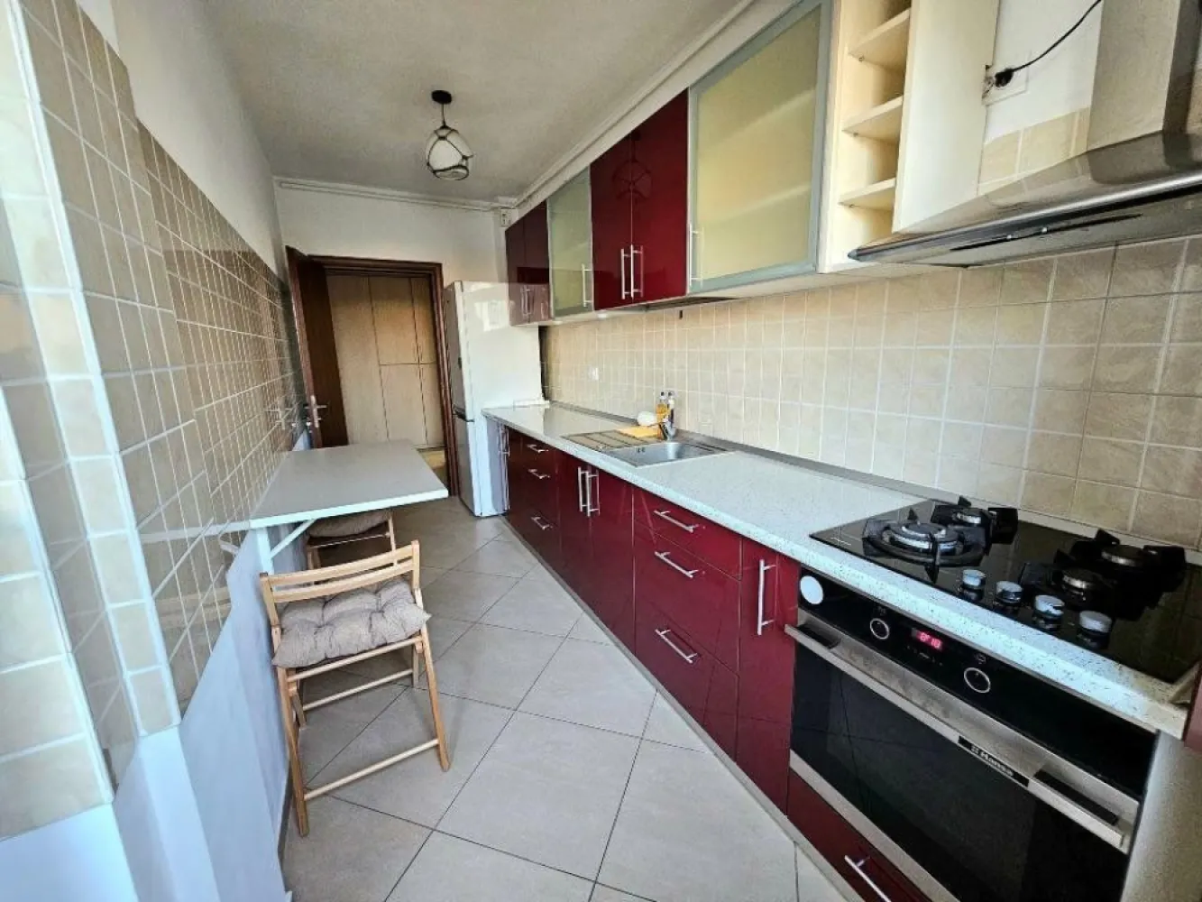 Ap langa metrou, centrala, parcare subterana - direct proprietar - Direct Proprietar, nu colaborez cu agenţii - 
Se închiriază apartment de 2 camere, în bloc din 2015, pe Str. Peneş Curcanul Nr. 16-18. 
Acesta este situat la max 1 min de staţia de metrou Mihai Bravu (M1/M3), tramvai (1/10) şi autobuz (223, N123, N125). Lângă bloc se află: Mega Shop&Go, Lidl, mai multe benzinării, Profi, grădiniţe. La următoarea intersecţie este un Mega non-stop şi complex de magazine Kaufland, Jysk, Animax etc. 
Apartamentul are 67 mp, un hol mare cu multe spaţii de depozitare, astfel camerele fiind luminoase şi aerisite; bucătărie închisă, baie cu geam şi balcon închis. 
Apartamentul se închiriază pe termen lung, complet mobilat şi utilat cu toate cele necesare precum: 
- centrală proprie
- canapea extensibilă living
- pat dormitor 160x200 (s-a comandat saltea nouă, ortopedică, de 26 cm înălţime)
- 2 TV/cablu şi internet
- maşină de spălat rufe
- plită pe gaz/cuptor electric
- aer condiţionat
Blocul este foarte bine izolat, ceea ce ajută la un cost de întreţinere redus.
Preţul este de 600Euro/lună, incluzând locul de parcare subteran. 
Nu se acceptă animale de companie.
Pentru mai multe detalii şi vizionări: