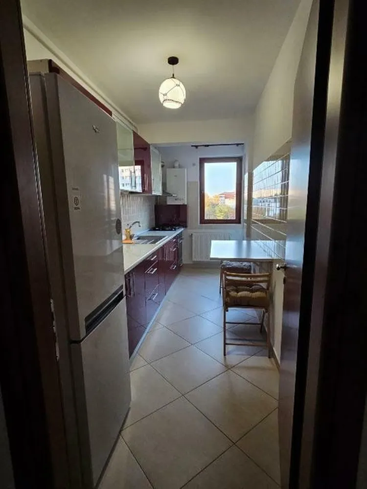 Ap langa metrou, centrala, parcare subterana - direct proprietar - Direct Proprietar, nu colaborez cu agenţii - 
Se închiriază apartment de 2 camere, în bloc din 2015, pe Str. Peneş Curcanul Nr. 16-18. 
Acesta este situat la max 1 min de staţia de metrou Mihai Bravu (M1/M3), tramvai (1/10) şi autobuz (223, N123, N125). Lângă bloc se află: Mega Shop&Go, Lidl, mai multe benzinării, Profi, grădiniţe. La următoarea intersecţie este un Mega non-stop şi complex de magazine Kaufland, Jysk, Animax etc. 
Apartamentul are 67 mp, un hol mare cu multe spaţii de depozitare, astfel camerele fiind luminoase şi aerisite; bucătărie închisă, baie cu geam şi balcon închis. 
Apartamentul se închiriază pe termen lung, complet mobilat şi utilat cu toate cele necesare precum: 
- centrală proprie
- canapea extensibilă living
- pat dormitor 160x200 (s-a comandat saltea nouă, ortopedică, de 26 cm înălţime)
- 2 TV/cablu şi internet
- maşină de spălat rufe
- plită pe gaz/cuptor electric
- aer condiţionat
Blocul este foarte bine izolat, ceea ce ajută la un cost de întreţinere redus.
Preţul este de 600Euro/lună, incluzând locul de parcare subteran. 
Nu se acceptă animale de companie.
Pentru mai multe detalii şi vizionări:
