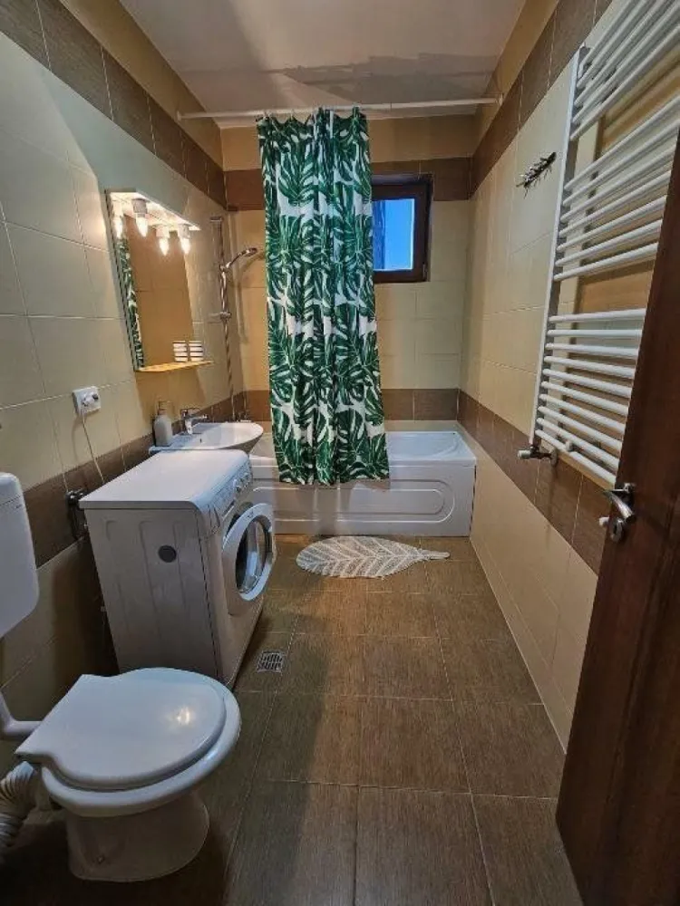 Ap langa metrou, centrala, parcare subterana - direct proprietar - Direct Proprietar, nu colaborez cu agenţii - 
Se închiriază apartment de 2 camere, în bloc din 2015, pe Str. Peneş Curcanul Nr. 16-18. 
Acesta este situat la max 1 min de staţia de metrou Mihai Bravu (M1/M3), tramvai (1/10) şi autobuz (223, N123, N125). Lângă bloc se află: Mega Shop&Go, Lidl, mai multe benzinării, Profi, grădiniţe. La următoarea intersecţie este un Mega non-stop şi complex de magazine Kaufland, Jysk, Animax etc. 
Apartamentul are 67 mp, un hol mare cu multe spaţii de depozitare, astfel camerele fiind luminoase şi aerisite; bucătărie închisă, baie cu geam şi balcon închis. 
Apartamentul se închiriază pe termen lung, complet mobilat şi utilat cu toate cele necesare precum: 
- centrală proprie
- canapea extensibilă living
- pat dormitor 160x200 (s-a comandat saltea nouă, ortopedică, de 26 cm înălţime)
- 2 TV/cablu şi internet
- maşină de spălat rufe
- plită pe gaz/cuptor electric
- aer condiţionat
Blocul este foarte bine izolat, ceea ce ajută la un cost de întreţinere redus.
Preţul este de 600Euro/lună, incluzând locul de parcare subteran. 
Nu se acceptă animale de companie.
Pentru mai multe detalii şi vizionări: