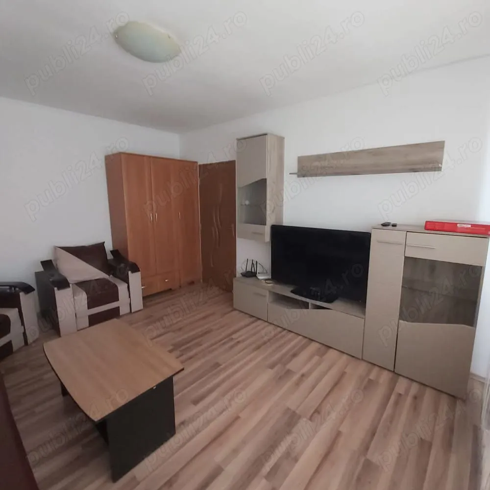 Inchiriez apartament 2 camere lângă parcul Drumul Taberei - Inchiriez apartament 2 camere decomandat, fix lângă intrarea în parcul Drumul Taberei, pe str. Topolovăț. Direct proprietar.
Închiriere DOAR pe termen lung, fără animale de companie.
Blocul are 2 lifturi, scara civilizată.
Aparatamentul dispune de: aer condiționat, TV, frigider, aragaz nou cu cuptor electric, mașină de spălat, cuptor cu microunde, fierbător, aspirator, loc de depozitare, balcon închis.Distanta pana la STB- 3min, stație metrou - 9min. 
În zonă se află Auchan, Carrefour.Zonă liniștită, locuri de joacă pentru copii.
Avans 1+1.
Nu doresc colaborări cu agenții imobiliare.