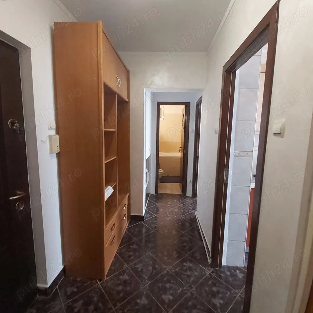 Inchiriez apartament 2 camere lângă parcul Drumul Taberei - Inchiriez apartament 2 camere decomandat, fix lângă intrarea în parcul Drumul Taberei, pe str. Topolovăț. Direct proprietar.
Închiriere DOAR pe termen lung, fără animale de companie.
Blocul are 2 lifturi, scara civilizată.
Aparatamentul dispune de: aer condiționat, TV, frigider, aragaz nou cu cuptor electric, mașină de spălat, cuptor cu microunde, fierbător, aspirator, loc de depozitare, balcon închis.Distanta pana la STB- 3min, stație metrou - 9min. 
În zonă se află Auchan, Carrefour.Zonă liniștită, locuri de joacă pentru copii.
Avans 1+1.
Nu doresc colaborări cu agenții imobiliare.