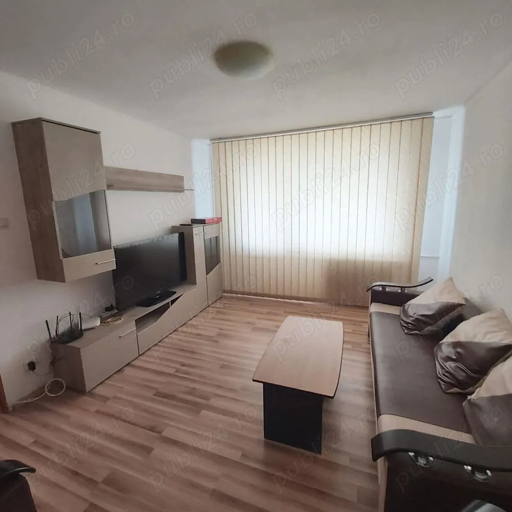 Inchiriez apartament 2 camere lângă parcul Drumul Taberei - Inchiriez apartament 2 camere decomandat, fix lângă intrarea în parcul Drumul Taberei, pe str. Topolovăț. Direct proprietar.
Închiriere DOAR pe termen lung, fără animale de companie.
Blocul are 2 lifturi, scara civilizată.
Aparatamentul dispune de: aer condiționat, TV, frigider, aragaz nou cu cuptor electric, mașină de spălat, cuptor cu microunde, fierbător, aspirator, loc de depozitare, balcon închis.Distanta pana la STB- 3min, stație metrou - 9min. 
În zonă se află Auchan, Carrefour.Zonă liniștită, locuri de joacă pentru copii.
Avans 1+1.
Nu doresc colaborări cu agenții imobiliare.