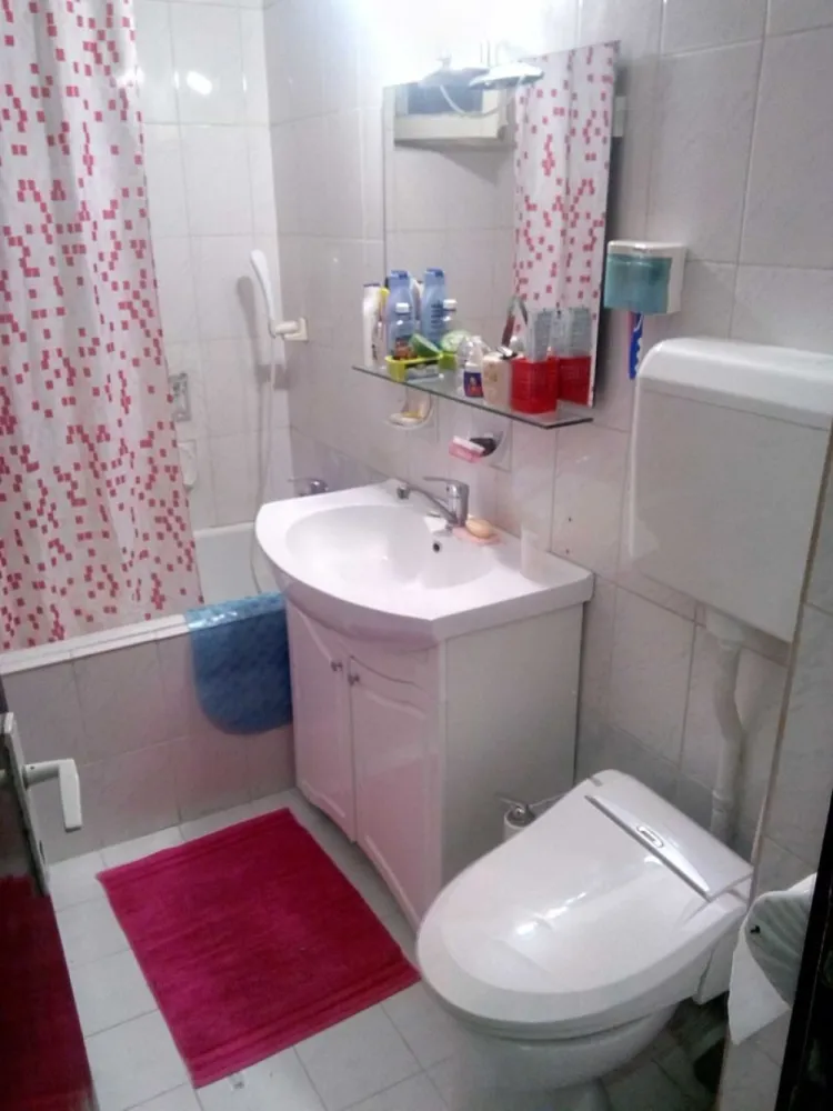 Vând apart. 3 camere-semidec-2bai-69mp-la 50 m de gură metrou Dristor1 - Prețul nenegociabil de vânzare, doar de Black Friday, este de 86999 euro !!!

Pretul propus pentru închiriere este de 590 eur per lună, cu avans(garantie)=echivalentul a 2 luni de chirie, plătibil la începutul contractului și restituibil la iesirea din contract (costuri lunare= chiria lunară + lunar avans 600sau1000ron reprezentand estimare cheltuieli regie lunara pentru apartament, functie de perioada rece sau caldă a anului, cheltuieli care se regleaza lunar la sosirea facturilor de utilitati)

Orice intermediere a unei agentii imobiliare, atrage suportarea exclusiv de catre cumparator a tuturor costurilor sau comisioanelor aferente.

Prefer interactiune cu persoane rezonabile si direct interesate de a cumpara cu plata integrala partial cu credit sau de a închiria conform detaliilor de mai sus și menționez că, pentru evitarea turismului imobiliar, vizionarea initiala se poate face doar de la distanță(apel video pe WhatsUp).

Apartament de 3 camere(vezi in schita nr. 4,5,6)(orientare nord sud) recent renovat, an constructie 1967, cu vedere mixta pe ambele laturi principale ale blocului și având 2 logii(vezi in schita nr.10,11), neseparate de camerele adiacente, inchise la exterior cu geam termopan si cu termosistem atat la interior cat si la exterior, una la dormitorul mare iar cealalta la camera de zi.

Apartamentul este semidecomandat, cu trecere prin living catre cele doua dormitoare (15mp , 11 mp), cu suprafata utila de 69 mp, contorizare apa calda și rece, cu incalzire in sistem centralizat (5 radiatoare din fontă), 2 grupuri sanitare (vezi in schita nr.7,12), 2 debarale (vezi in schita 2,9), usa metalica intrare, geamuri termopan, gresie, faianta, parchet, etaj 6 din 10, in bloc anvelopat in anul 2018.

Apartamentul este reabilitat termic si la interior, este dotat in zona grupurilor sanitare cu boiler electric de 50 litri pentru situatia in care apa calda nu este furnizata centralizat, are in dotare in zona living-ului aparat de aer conditionat tip split inverter cu functie racire si incalzire, este liber de sarcini si are toate actele in regula.

Blocul are adresa postala Bulevardul Camil Ressu nr. 19, bloc 56, CP 031734, are 10 etaje si 4 scari fiecare cu interfon si camera supraveghere la intrare parter si se afla aproximativ la distanta de 50 m de intrarea Metrou - Dristor 1 si 80 m de piata Rm. Sarat (verifica pe Google Maps).contact la zero sapte doi patru unu trei opt zero unu trei

P.S. - Conform clasificarilor oficiale dar nereale(nu te poti increde in ele), blocul este evaluat dpdv. al riscului seismic la categoria = Urgenta 3 iar pentru a vă informa în legătură cu situația reală in domeniu, vă sugerez să consultati sursa teoalida !!!
