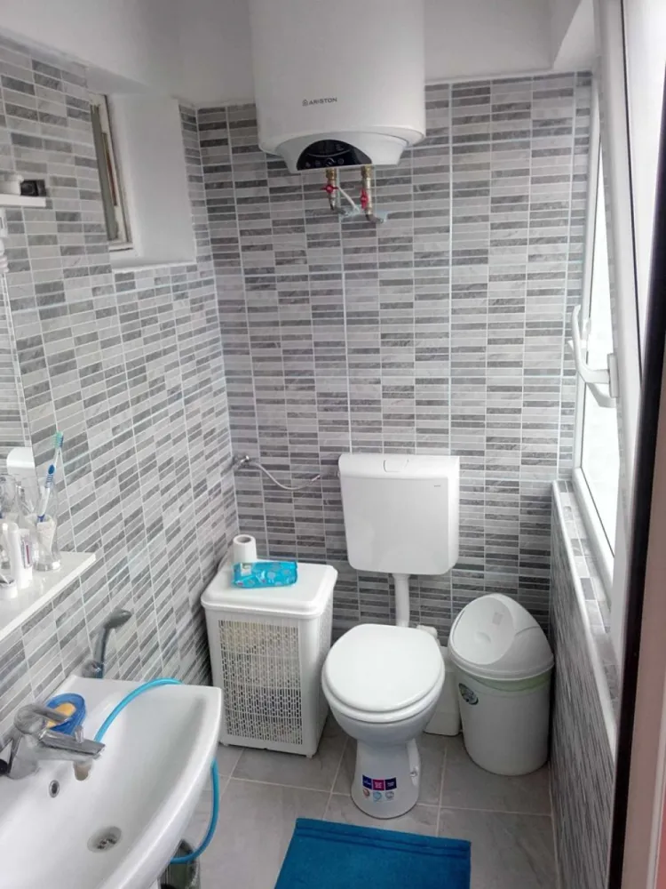 Vând apart. 3 camere-semidec-2bai-69mp-la 50 m de gură metrou Dristor1 - Prețul nenegociabil de vânzare, doar de Black Friday, este de 86999 euro !!!

Pretul propus pentru închiriere este de 590 eur per lună, cu avans(garantie)=echivalentul a 2 luni de chirie, plătibil la începutul contractului și restituibil la iesirea din contract (costuri lunare= chiria lunară + lunar avans 600sau1000ron reprezentand estimare cheltuieli regie lunara pentru apartament, functie de perioada rece sau caldă a anului, cheltuieli care se regleaza lunar la sosirea facturilor de utilitati)

Orice intermediere a unei agentii imobiliare, atrage suportarea exclusiv de catre cumparator a tuturor costurilor sau comisioanelor aferente.

Prefer interactiune cu persoane rezonabile si direct interesate de a cumpara cu plata integrala partial cu credit sau de a închiria conform detaliilor de mai sus și menționez că, pentru evitarea turismului imobiliar, vizionarea initiala se poate face doar de la distanță(apel video pe WhatsUp).

Apartament de 3 camere(vezi in schita nr. 4,5,6)(orientare nord sud) recent renovat, an constructie 1967, cu vedere mixta pe ambele laturi principale ale blocului și având 2 logii(vezi in schita nr.10,11), neseparate de camerele adiacente, inchise la exterior cu geam termopan si cu termosistem atat la interior cat si la exterior, una la dormitorul mare iar cealalta la camera de zi.

Apartamentul este semidecomandat, cu trecere prin living catre cele doua dormitoare (15mp , 11 mp), cu suprafata utila de 69 mp, contorizare apa calda și rece, cu incalzire in sistem centralizat (5 radiatoare din fontă), 2 grupuri sanitare (vezi in schita nr.7,12), 2 debarale (vezi in schita 2,9), usa metalica intrare, geamuri termopan, gresie, faianta, parchet, etaj 6 din 10, in bloc anvelopat in anul 2018.

Apartamentul este reabilitat termic si la interior, este dotat in zona grupurilor sanitare cu boiler electric de 50 litri pentru situatia in care apa calda nu este furnizata centralizat, are in dotare in zona living-ului aparat de aer conditionat tip split inverter cu functie racire si incalzire, este liber de sarcini si are toate actele in regula.

Blocul are adresa postala Bulevardul Camil Ressu nr. 19, bloc 56, CP 031734, are 10 etaje si 4 scari fiecare cu interfon si camera supraveghere la intrare parter si se afla aproximativ la distanta de 50 m de intrarea Metrou - Dristor 1 si 80 m de piata Rm. Sarat (verifica pe Google Maps).contact la zero sapte doi patru unu trei opt zero unu trei

P.S. - Conform clasificarilor oficiale dar nereale(nu te poti increde in ele), blocul este evaluat dpdv. al riscului seismic la categoria = Urgenta 3 iar pentru a vă informa în legătură cu situația reală in domeniu, vă sugerez să consultati sursa teoalida !!!