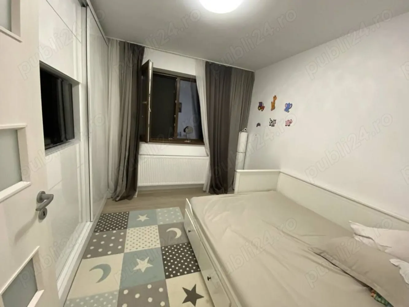 Apartament 3 camere, 80 mp utili, 2 locuri parcare, 2 bai, 2 balcoane - Proprietar Se vinde apartament cu 3 camere, full utilat si mobilat modern cu finisaje de calitate. An constructie 2020, bloc construit ca la carte, fara rabat la rezistenta, etaj 1, 2 locuri de parcare in proprietate (cu contract de vanzare separat, inclus in pret), 2 balcoane inchise, 2 bai 80 mp utili. Calorifere inclusiv pe balcoane, luminos, orientat spre sud, tamplarie veka cu plase de tantari la toate geamurile, 4 seasons, feronerie Roto, glafuri pvc in culoarea tamplariei, 2 aere conditionate wifi, 5 televizoare smart (inclusiv in bucatarie si baie), uscator, masina spalat, toate electrocasnicele beko, mobila pe comanda MDF lucios, dressing 6 metri lungime din oglinzi, parchet gresie si faianta de calitate (nu ceea ce ofera dezvoltatorul) etc. Ramane totul, doar va asezati hainele in dressing. Apartamentul este liber de sarcini, toate actele in regula, racordat la toate utilitatile: apa Apanova Bucuresti, canal Apanova Bucuresti, gaz, curent, digi etc, toate individual. Costuri lunare de intretinere foarte mici.
Pretul este usor negociabil. Se schimba doar cu casa pe pamant si diferenta din partea mea. Este situat pe o strada linistita, zona de case, zona in care nu se mai poate construi pe strada Acvilei, Rosu. Bloc calitativ, vecini ok, familisti, a nu se confunda cu blocurile din str Tineretului, Ilie petre etc. Complexul este dotat cu camere, sistem automat aspersoare udat spatiu verde cu put propriu doar pentru spatiul verde, ghena cu interfon, parculet copii, magazin alimentar, coafor, strada proaspat asfaltata. Kaufland-ul se afla in capatul strazii, impreuna cu statiile de autobuz.