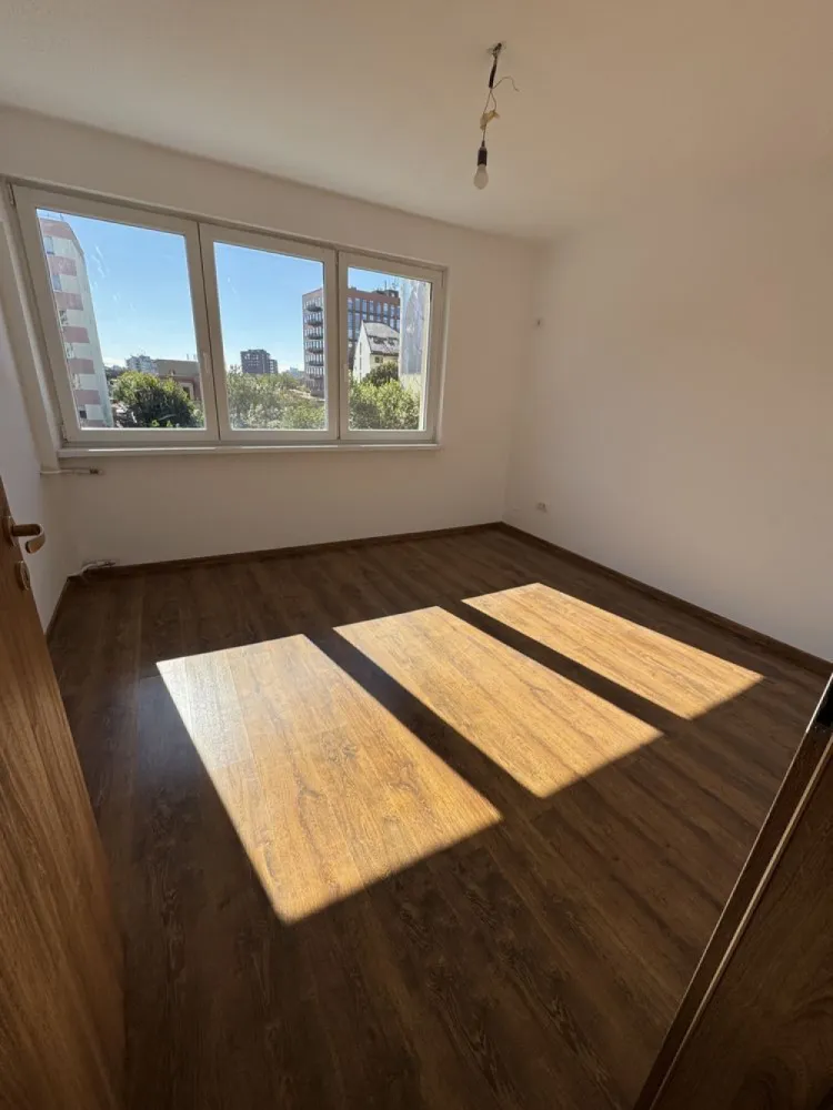 Propietar lnchiriez apartament Stefan cel mare Dinamo - Proprietar, închiriez apartament 2 camere, decomandat, situat în București zona Metrou Ștefan cel Mare, bloc lipit de Igp. 
Apartamentul este situat la etajul 4, cu vedere la stradă și a fost renovat în totalitate în vara acestui an (proaspăt zugrăvit, schimbat uși, parchet, gresie, instalații electrice, sanitare). Apartamentul poate fi închiriat gol lăsand posibilitatea viitorilor chiriași să își mobileze după bunul plac, la prețul de 500 euro sau mobilat și utilat în totalitate la prețul de 700 euro. La închiriere se percepe un avans de 1000 euro plus chiria in curs. Rog și ofer seriozitate!
