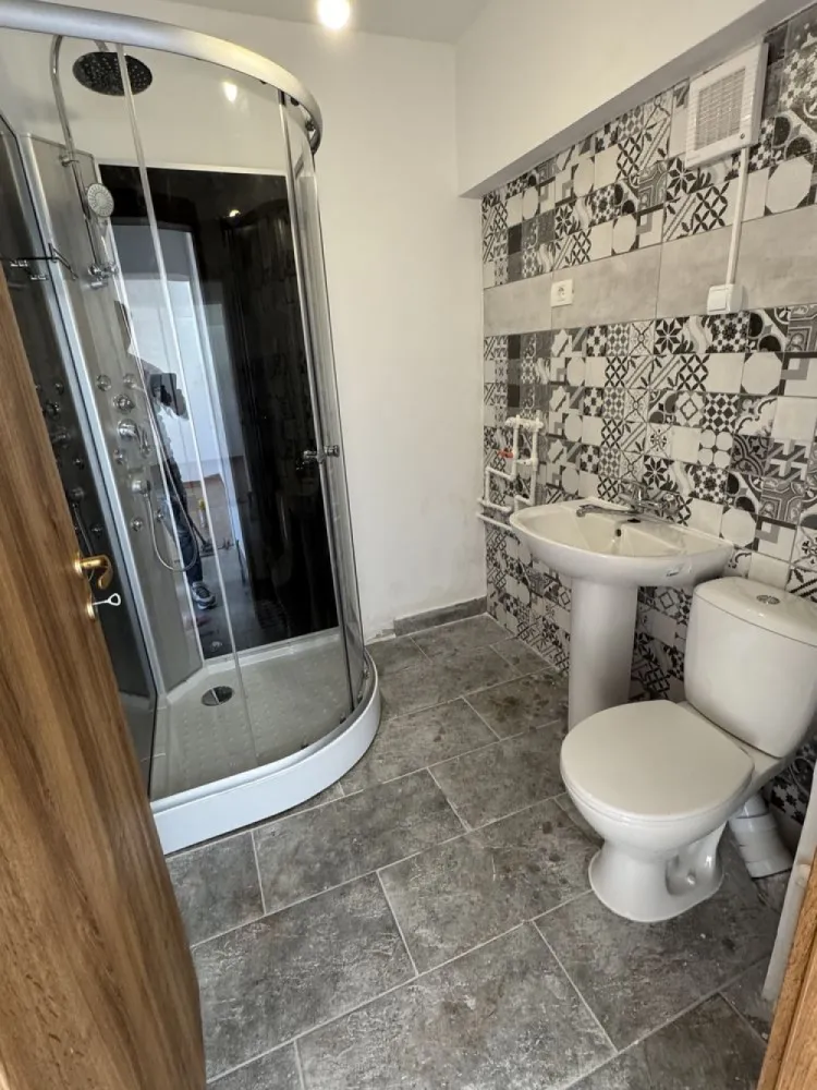 Propietar lnchiriez apartament Stefan cel mare Dinamo - Proprietar, închiriez apartament 2 camere, decomandat, situat în București zona Metrou Ștefan cel Mare, bloc lipit de Igp. 
Apartamentul este situat la etajul 4, cu vedere la stradă și a fost renovat în totalitate în vara acestui an (proaspăt zugrăvit, schimbat uși, parchet, gresie, instalații electrice, sanitare). Apartamentul poate fi închiriat gol lăsand posibilitatea viitorilor chiriași să își mobileze după bunul plac, la prețul de 500 euro sau mobilat și utilat în totalitate la prețul de 700 euro. La închiriere se percepe un avans de 1000 euro plus chiria in curs. Rog și ofer seriozitate!