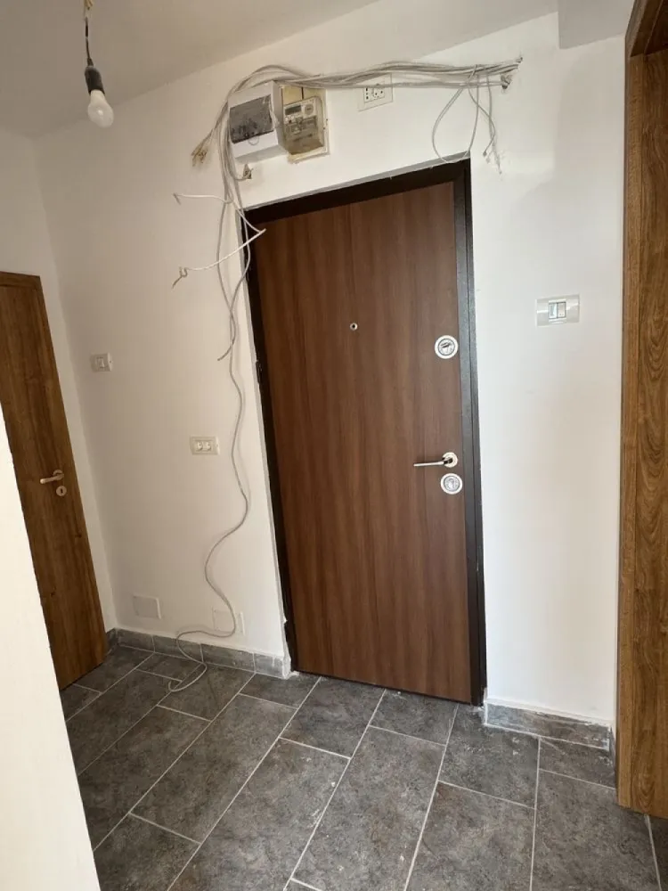 Propietar lnchiriez apartament Stefan cel mare Dinamo - Proprietar, închiriez apartament 2 camere, decomandat, situat în București zona Metrou Ștefan cel Mare, bloc lipit de Igp. 
Apartamentul este situat la etajul 4, cu vedere la stradă și a fost renovat în totalitate în vara acestui an (proaspăt zugrăvit, schimbat uși, parchet, gresie, instalații electrice, sanitare). Apartamentul poate fi închiriat gol lăsand posibilitatea viitorilor chiriași să își mobileze după bunul plac, la prețul de 500 euro sau mobilat și utilat în totalitate la prețul de 700 euro. La închiriere se percepe un avans de 1000 euro plus chiria in curs. Rog și ofer seriozitate!