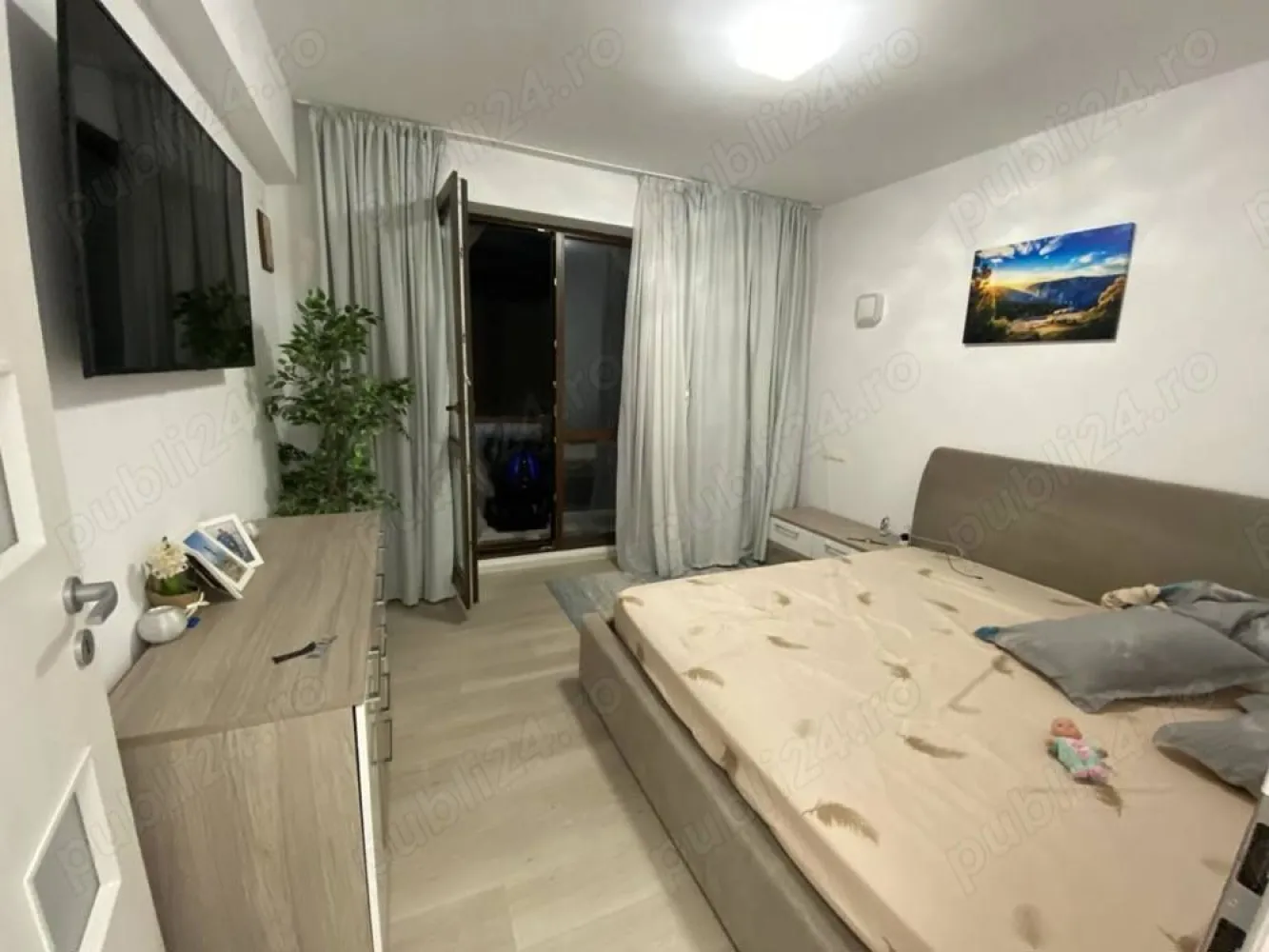 Apartament 3 camere, 80 mp utili, 2 locuri parcare, 2 bai, 2 balcoane - Proprietar Se vinde apartament cu 3 camere, full utilat si mobilat modern cu finisaje de calitate. An constructie 2020, bloc construit ca la carte, fara rabat la rezistenta, etaj 1, 2 locuri de parcare in proprietate (cu contract de vanzare separat, inclus in pret), 2 balcoane inchise, 2 bai 80 mp utili. Calorifere inclusiv pe balcoane, luminos, orientat spre sud, tamplarie veka cu plase de tantari la toate geamurile, 4 seasons, feronerie Roto, glafuri pvc in culoarea tamplariei, 2 aere conditionate wifi, 5 televizoare smart (inclusiv in bucatarie si baie), uscator, masina spalat, toate electrocasnicele beko, mobila pe comanda MDF lucios, dressing 6 metri lungime din oglinzi, parchet gresie si faianta de calitate (nu ceea ce ofera dezvoltatorul) etc. Ramane totul, doar va asezati hainele in dressing. Apartamentul este liber de sarcini, toate actele in regula, racordat la toate utilitatile: apa Apanova Bucuresti, canal Apanova Bucuresti, gaz, curent, digi etc, toate individual. Costuri lunare de intretinere foarte mici.
Pretul este usor negociabil. Se schimba doar cu casa pe pamant si diferenta din partea mea. Este situat pe o strada linistita, zona de case, zona in care nu se mai poate construi pe strada Acvilei, Rosu. Bloc calitativ, vecini ok, familisti, a nu se confunda cu blocurile din str Tineretului, Ilie petre etc. Complexul este dotat cu camere, sistem automat aspersoare udat spatiu verde cu put propriu doar pentru spatiul verde, ghena cu interfon, parculet copii, magazin alimentar, coafor, strada proaspat asfaltata. Kaufland-ul se afla in capatul strazii, impreuna cu statiile de autobuz.