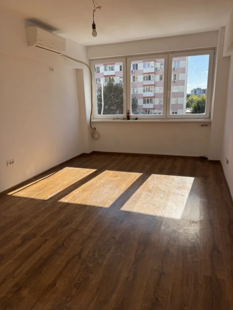 Propietar lnchiriez apartament Stefan cel mare Dinamo - Proprietar, închiriez apartament 2 camere, decomandat, situat în București zona Metrou Ștefan cel Mare, bloc lipit de Igp. 
Apartamentul este situat la etajul 4, cu vedere la stradă și a fost renovat în totalitate în vara acestui an (proaspăt zugrăvit, schimbat uși, parchet, gresie, instalații electrice, sanitare). Apartamentul poate fi închiriat gol lăsand posibilitatea viitorilor chiriași să își mobileze după bunul plac, la prețul de 500 euro sau mobilat și utilat în totalitate la prețul de 700 euro. La închiriere se percepe un avans de 1000 euro plus chiria in curs. Rog și ofer seriozitate!
