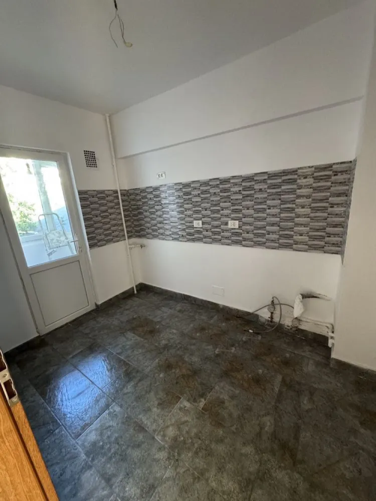 Propietar lnchiriez apartament Stefan cel mare Dinamo - Proprietar, închiriez apartament 2 camere, decomandat, situat în București zona Metrou Ștefan cel Mare, bloc lipit de Igp. 
Apartamentul este situat la etajul 4, cu vedere la stradă și a fost renovat în totalitate în vara acestui an (proaspăt zugrăvit, schimbat uși, parchet, gresie, instalații electrice, sanitare). Apartamentul poate fi închiriat gol lăsand posibilitatea viitorilor chiriași să își mobileze după bunul plac, la prețul de 500 euro sau mobilat și utilat în totalitate la prețul de 700 euro. La închiriere se percepe un avans de 1000 euro plus chiria in curs. Rog și ofer seriozitate!