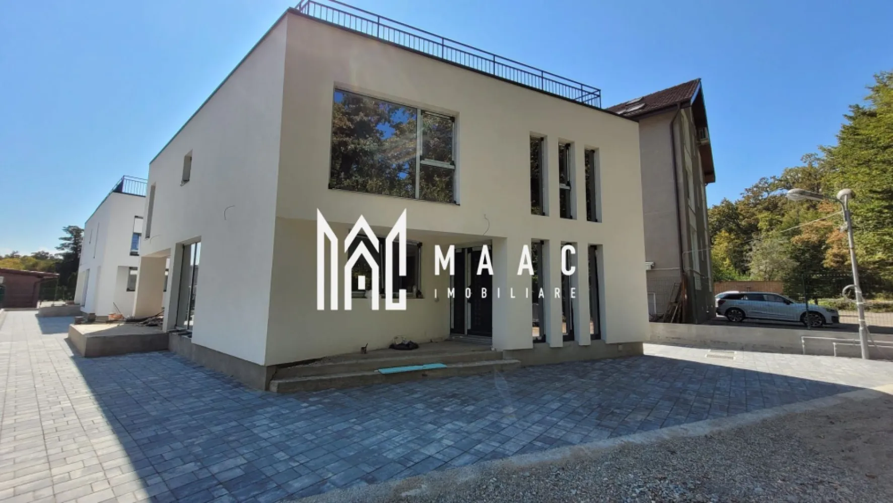 Vilă 5 Camere | Încălzire prin Pardoseală | Vedere Panoramică | Pădurea Dumbrava - MAAC Imobiliare vă propune spre vânzare o vilă individuală amplasată în zona exclusivistă Pădurea Dumbrava, edificată pe un teren de 275 mp, o proprietate potrivită pentru cei care își doresc liniște, intimitate și acces rapid către zonele de agrement.

Imobilul are o suprafață utilă de 154 mp, o suprafață desfășurată de 206 mp și o amprentă la sol de 103 mp, fiind construit cu regim de înălțime parter + etaj.

Compartimentare:
-5 camere
-3 dormitoare
-3 băi cu lumină naturală
-bucătărie deschisă
-2 terase

Construcție și finisaje:
-structură din cărămidă
-acoperiș tip terasă
-izolație exterioară
-încălzire prin pardoseală, fără centrală, cu posibilitate de montare pompă de căldură
-tâmplărie PVC cu geamuri termopan
-ușă de intrare PVC
-pereți finisați cu vopsea lavabilă

Utilități și facilități:
-apă, canalizare, curent, internet, telefon, CATV
-contorizare separată (apometre, contor electric)
-parcare proprie deschisă
-acces pe străzi asfaltate
-iluminat public
-mijloace de transport în comun în proximitate
-vedere panoramică

Proprietatea se predă nemobilată, în stadiu semifinisat, oferind posibilitatea personalizării interioarelor în funcție de preferințele viitorului proprietar.

Pentru mai multe detalii și programarea unei vizionări, vă rugăm să menționați numărul CP2758108 la telefon.