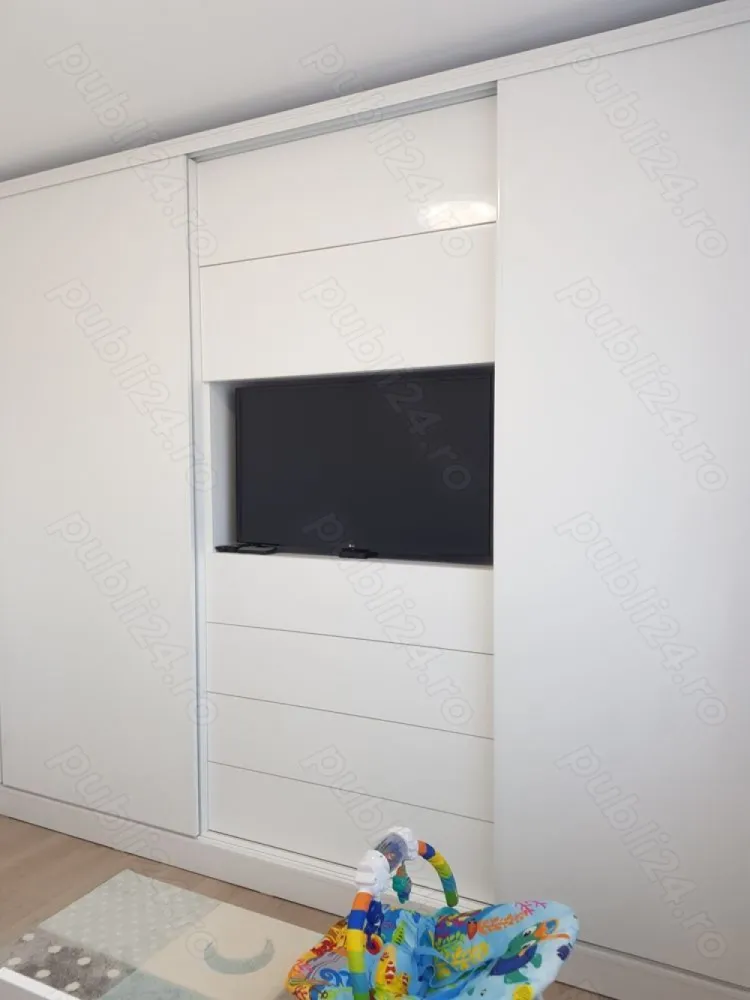 Apartament 3 camere, 80 mp utili, 2 locuri parcare, 2 bai, 2 balcoane - Proprietar Se vinde apartament cu 3 camere, full utilat si mobilat modern cu finisaje de calitate. An constructie 2020, bloc construit ca la carte, fara rabat la rezistenta, etaj 1, 2 locuri de parcare in proprietate (cu contract de vanzare separat, inclus in pret), 2 balcoane inchise, 2 bai 80 mp utili. Calorifere inclusiv pe balcoane, luminos, orientat spre sud, tamplarie veka cu plase de tantari la toate geamurile, 4 seasons, feronerie Roto, glafuri pvc in culoarea tamplariei, 2 aere conditionate wifi, 5 televizoare smart (inclusiv in bucatarie si baie), uscator, masina spalat, toate electrocasnicele beko, mobila pe comanda MDF lucios, dressing 6 metri lungime din oglinzi, parchet gresie si faianta de calitate (nu ceea ce ofera dezvoltatorul) etc. Ramane totul, doar va asezati hainele in dressing. Apartamentul este liber de sarcini, toate actele in regula, racordat la toate utilitatile: apa Apanova Bucuresti, canal Apanova Bucuresti, gaz, curent, digi etc, toate individual. Costuri lunare de intretinere foarte mici.
Pretul este usor negociabil. Se schimba doar cu casa pe pamant si diferenta din partea mea. Este situat pe o strada linistita, zona de case, zona in care nu se mai poate construi pe strada Acvilei, Rosu. Bloc calitativ, vecini ok, familisti, a nu se confunda cu blocurile din str Tineretului, Ilie petre etc. Complexul este dotat cu camere, sistem automat aspersoare udat spatiu verde cu put propriu doar pentru spatiul verde, ghena cu interfon, parculet copii, magazin alimentar, coafor, strada proaspat asfaltata. Kaufland-ul se afla in capatul strazii, impreuna cu statiile de autobuz.