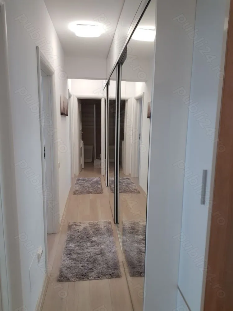 Apartament 3 camere, 80 mp utili, 2 locuri parcare, 2 bai, 2 balcoane - Proprietar Se vinde apartament cu 3 camere, full utilat si mobilat modern cu finisaje de calitate. An constructie 2020, bloc construit ca la carte, fara rabat la rezistenta, etaj 1, 2 locuri de parcare in proprietate (cu contract de vanzare separat, inclus in pret), 2 balcoane inchise, 2 bai 80 mp utili. Calorifere inclusiv pe balcoane, luminos, orientat spre sud, tamplarie veka cu plase de tantari la toate geamurile, 4 seasons, feronerie Roto, glafuri pvc in culoarea tamplariei, 2 aere conditionate wifi, 5 televizoare smart (inclusiv in bucatarie si baie), uscator, masina spalat, toate electrocasnicele beko, mobila pe comanda MDF lucios, dressing 6 metri lungime din oglinzi, parchet gresie si faianta de calitate (nu ceea ce ofera dezvoltatorul) etc. Ramane totul, doar va asezati hainele in dressing. Apartamentul este liber de sarcini, toate actele in regula, racordat la toate utilitatile: apa Apanova Bucuresti, canal Apanova Bucuresti, gaz, curent, digi etc, toate individual. Costuri lunare de intretinere foarte mici.
Pretul este usor negociabil. Se schimba doar cu casa pe pamant si diferenta din partea mea. Este situat pe o strada linistita, zona de case, zona in care nu se mai poate construi pe strada Acvilei, Rosu. Bloc calitativ, vecini ok, familisti, a nu se confunda cu blocurile din str Tineretului, Ilie petre etc. Complexul este dotat cu camere, sistem automat aspersoare udat spatiu verde cu put propriu doar pentru spatiul verde, ghena cu interfon, parculet copii, magazin alimentar, coafor, strada proaspat asfaltata. Kaufland-ul se afla in capatul strazii, impreuna cu statiile de autobuz.