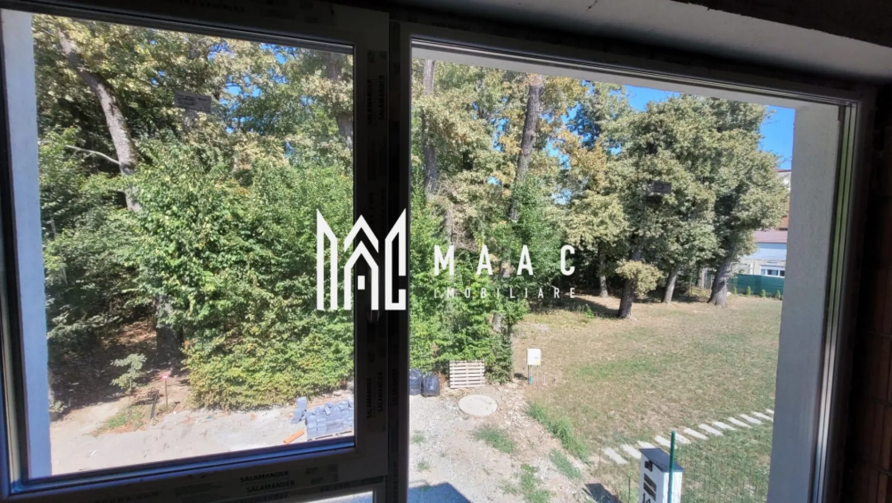 Vilă 5 Camere | Încălzire prin Pardoseală | Vedere Panoramică | Pădurea Dumbrava - MAAC Imobiliare vă propune spre vânzare o vilă individuală amplasată în zona exclusivistă Pădurea Dumbrava, edificată pe un teren de 275 mp, o proprietate potrivită pentru cei care își doresc liniște, intimitate și acces rapid către zonele de agrement.

Imobilul are o suprafață utilă de 154 mp, o suprafață desfășurată de 206 mp și o amprentă la sol de 103 mp, fiind construit cu regim de înălțime parter + etaj.

Compartimentare:
-5 camere
-3 dormitoare
-3 băi cu lumină naturală
-bucătărie deschisă
-2 terase

Construcție și finisaje:
-structură din cărămidă
-acoperiș tip terasă
-izolație exterioară
-încălzire prin pardoseală, fără centrală, cu posibilitate de montare pompă de căldură
-tâmplărie PVC cu geamuri termopan
-ușă de intrare PVC
-pereți finisați cu vopsea lavabilă

Utilități și facilități:
-apă, canalizare, curent, internet, telefon, CATV
-contorizare separată (apometre, contor electric)
-parcare proprie deschisă
-acces pe străzi asfaltate
-iluminat public
-mijloace de transport în comun în proximitate
-vedere panoramică

Proprietatea se predă nemobilată, în stadiu semifinisat, oferind posibilitatea personalizării interioarelor în funcție de preferințele viitorului proprietar.

Pentru mai multe detalii și programarea unei vizionări, vă rugăm să menționați numărul CP2758108 la telefon.