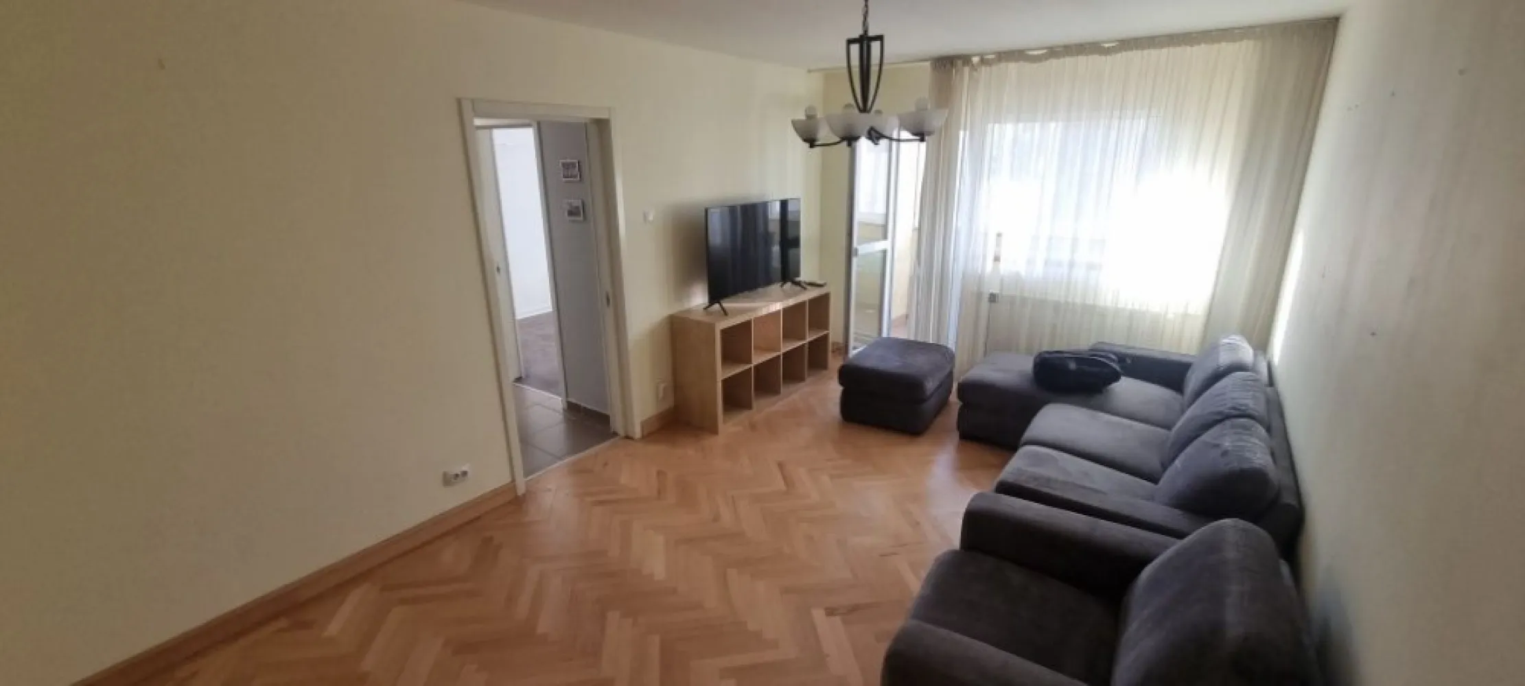 Inchiriez apartament 2 camere Metrou Stefan cel Mare - Apartament decomandat 2 camere 

Contract 12 luni minim 
1 luna garantie
Luna in curs in momentul semnarii + ultima luna din contract.

- bucatarie complet echipata plita gaz, cuptor electric,hota,masina spalat vase,frigider.
- 1 baie - cabina cu dus
- camera depozitare - masina spalat rufe
- dormitor nemobilat ; televizor (se poate mobila] rulouri electrice cu telecomanda
- camera de zi canapea , 1 corp mobilier , televizor [ se poate adauga mobila la cerere]
- balcon inchis 
- Aer Conditonat cu wifi
Orientare spre sud, foarte luminos etaj 2.