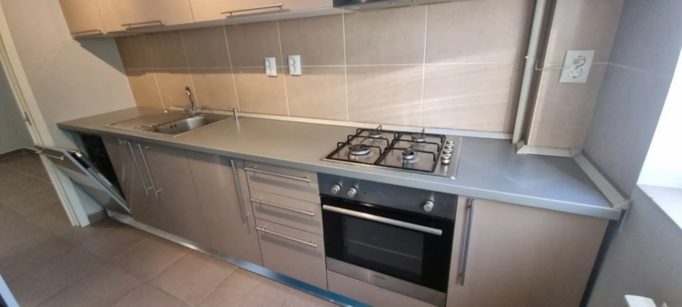 Inchiriez apartament 2 camere Metrou Stefan cel Mare - Apartament decomandat 2 camere 

Contract 12 luni minim 
1 luna garantie
Luna in curs in momentul semnarii + ultima luna din contract.

- bucatarie complet echipata plita gaz, cuptor electric,hota,masina spalat vase,frigider.
- 1 baie - cabina cu dus
- camera depozitare - masina spalat rufe
- dormitor nemobilat ; televizor (se poate mobila] rulouri electrice cu telecomanda
- camera de zi canapea , 1 corp mobilier , televizor [ se poate adauga mobila la cerere]
- balcon inchis 
- Aer Conditonat cu wifi
Orientare spre sud, foarte luminos etaj 2.