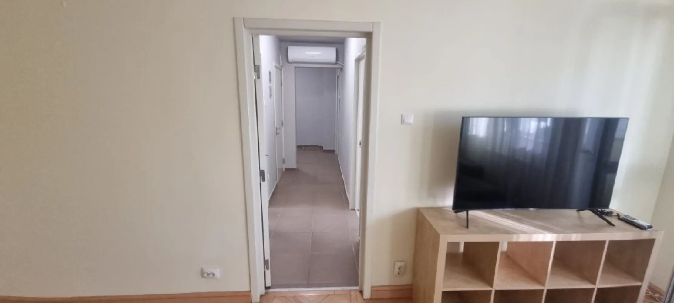 Inchiriez apartament 2 camere Metrou Stefan cel Mare - Apartament decomandat 2 camere 

Contract 12 luni minim 
1 luna garantie
Luna in curs in momentul semnarii + ultima luna din contract.

- bucatarie complet echipata plita gaz, cuptor electric,hota,masina spalat vase,frigider.
- 1 baie - cabina cu dus
- camera depozitare - masina spalat rufe
- dormitor nemobilat ; televizor (se poate mobila] rulouri electrice cu telecomanda
- camera de zi canapea , 1 corp mobilier , televizor [ se poate adauga mobila la cerere]
- balcon inchis 
- Aer Conditonat cu wifi
Orientare spre sud, foarte luminos etaj 2.