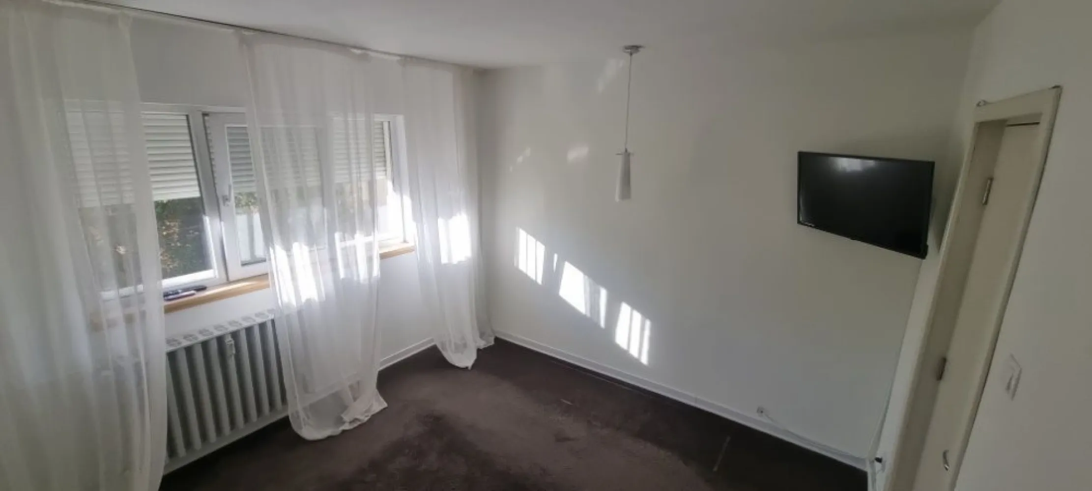 Inchiriez apartament 2 camere Metrou Stefan cel Mare - Apartament decomandat 2 camere 

Contract 12 luni minim 
1 luna garantie
Luna in curs in momentul semnarii + ultima luna din contract.

- bucatarie complet echipata plita gaz, cuptor electric,hota,masina spalat vase,frigider.
- 1 baie - cabina cu dus
- camera depozitare - masina spalat rufe
- dormitor nemobilat ; televizor (se poate mobila] rulouri electrice cu telecomanda
- camera de zi canapea , 1 corp mobilier , televizor [ se poate adauga mobila la cerere]
- balcon inchis 
- Aer Conditonat cu wifi
Orientare spre sud, foarte luminos etaj 2.
