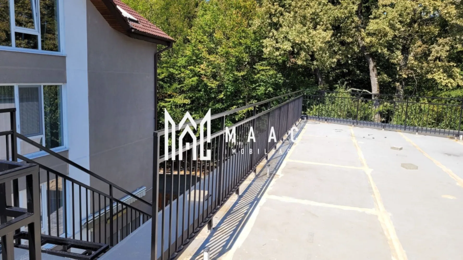 Vilă 5 Camere | Încălzire prin Pardoseală | Vedere Panoramică | Pădurea Dumbrava - MAAC Imobiliare vă propune spre vânzare o vilă individuală amplasată în zona exclusivistă Pădurea Dumbrava, edificată pe un teren de 275 mp, o proprietate potrivită pentru cei care își doresc liniște, intimitate și acces rapid către zonele de agrement.

Imobilul are o suprafață utilă de 154 mp, o suprafață desfășurată de 206 mp și o amprentă la sol de 103 mp, fiind construit cu regim de înălțime parter + etaj.

Compartimentare:
-5 camere
-3 dormitoare
-3 băi cu lumină naturală
-bucătărie deschisă
-2 terase

Construcție și finisaje:
-structură din cărămidă
-acoperiș tip terasă
-izolație exterioară
-încălzire prin pardoseală, fără centrală, cu posibilitate de montare pompă de căldură
-tâmplărie PVC cu geamuri termopan
-ușă de intrare PVC
-pereți finisați cu vopsea lavabilă

Utilități și facilități:
-apă, canalizare, curent, internet, telefon, CATV
-contorizare separată (apometre, contor electric)
-parcare proprie deschisă
-acces pe străzi asfaltate
-iluminat public
-mijloace de transport în comun în proximitate
-vedere panoramică

Proprietatea se predă nemobilată, în stadiu semifinisat, oferind posibilitatea personalizării interioarelor în funcție de preferințele viitorului proprietar.

Pentru mai multe detalii și programarea unei vizionări, vă rugăm să menționați numărul CP2758108 la telefon.