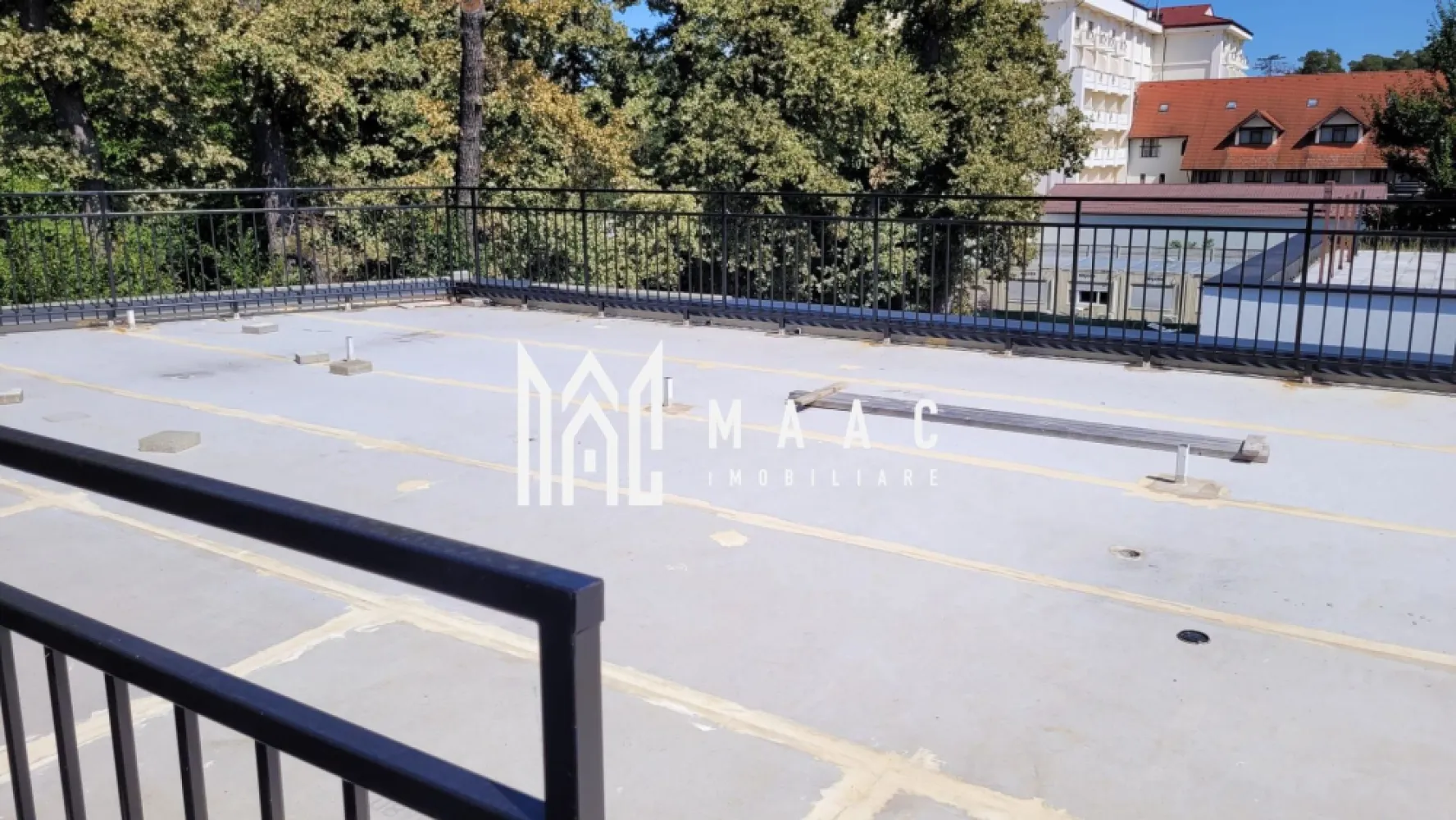 Vilă 5 Camere | Încălzire prin Pardoseală | Vedere Panoramică | Pădurea Dumbrava - MAAC Imobiliare vă propune spre vânzare o vilă individuală amplasată în zona exclusivistă Pădurea Dumbrava, edificată pe un teren de 275 mp, o proprietate potrivită pentru cei care își doresc liniște, intimitate și acces rapid către zonele de agrement.

Imobilul are o suprafață utilă de 154 mp, o suprafață desfășurată de 206 mp și o amprentă la sol de 103 mp, fiind construit cu regim de înălțime parter + etaj.

Compartimentare:
-5 camere
-3 dormitoare
-3 băi cu lumină naturală
-bucătărie deschisă
-2 terase

Construcție și finisaje:
-structură din cărămidă
-acoperiș tip terasă
-izolație exterioară
-încălzire prin pardoseală, fără centrală, cu posibilitate de montare pompă de căldură
-tâmplărie PVC cu geamuri termopan
-ușă de intrare PVC
-pereți finisați cu vopsea lavabilă

Utilități și facilități:
-apă, canalizare, curent, internet, telefon, CATV
-contorizare separată (apometre, contor electric)
-parcare proprie deschisă
-acces pe străzi asfaltate
-iluminat public
-mijloace de transport în comun în proximitate
-vedere panoramică

Proprietatea se predă nemobilată, în stadiu semifinisat, oferind posibilitatea personalizării interioarelor în funcție de preferințele viitorului proprietar.

Pentru mai multe detalii și programarea unei vizionări, vă rugăm să menționați numărul CP2758108 la telefon.