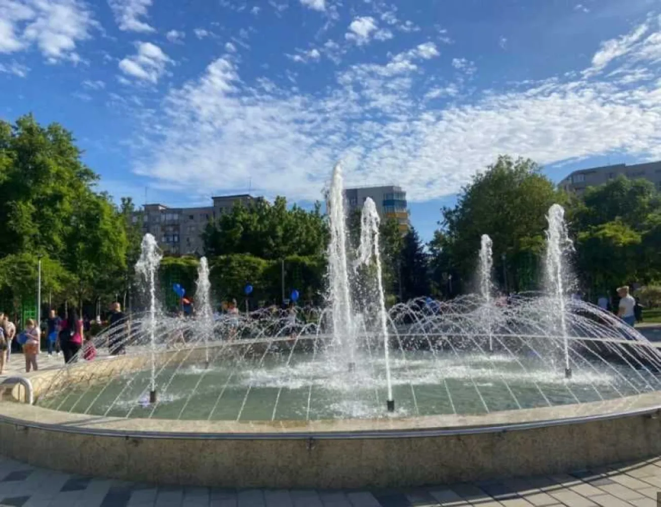Apartament 3 camere Parc Sebastian sector 5 Buc. in curs de renovare - Anunț de vânzare apartament 3 camere în curs de renovare, etaj 2, în zona Sebastian

Descriere:
Vă ofer un apartament spațios cu 3 camere, aflat în curs de renovare, situat la etajul 2 într-un bloc bine întreținut cu două lifturi. Apartamentul beneficiază de geamuri termopan și dispune de o suprafață generoasă de aproximativ 70 mp construiți, ideală pentru familii sau cupluri care își doresc spațiu suplimentar.

Compartimentare:
2 dormitoare spațioase
Sufragerie luminoasă și primitoare
Bucătărie generoasă, ușor de amenajat după preferințe
2 băi complet funcționale
1 balcon cu vedere liniștită
Vestibul primitor și 3 debarale pentru depozitare suplimentară

Facilități și amplasare

Apartamentul este situat într-o zonă excelent deservită de mijloace de transport: 
- Stația de tramvai 32 este la doar 7 minute distanță, oferind acces rapid către Piața Unirii. 
- În proximitate se află Parcul Sebastian, ideal pentru activități în aer liber

O varietate de instituții de învățământ: 
- Grădinițe de stat, 
- Școala Gimnazială 280 
- Liceul Dimitrie Bolintineanu. 

Pentru cumpărături și activități de agrement, aveți la dispoziție:
- Liberty Center (actualul Jumbo)
- Auchan 
- Centrul Comercial Vulcan.

Detalii suplimentare: Apartamentul se vinde cu posibilitatea de a personaliza lucrările de renovare ramase, oferindu-vă ocazia de a crea un cămin după propriul gust.