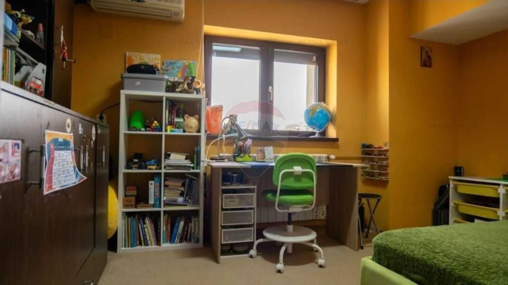 Ocazie Apartament Mosilor central 3 camere - Apartament 3 camere, decomandat, situat la et.7 din 8, pe Calea Mosilor (blocul cu BCR).

Acesta este compus din 3 camere spatioase, cu suprafata totala de 77.68 mp, in care intra 2 balcoane cu suprafata de 6 mp.
Apartamentul cuprinde un living de 18.63 mp, doua dormitoare (unul cu suprafata de 14.20 mp si celalalt de 11.58 mp) mobilate si utilate, bucatarie, 2 baie, vestibul, precum si doua balcoane (unul de 3.04 si altul de 2.90 mp).