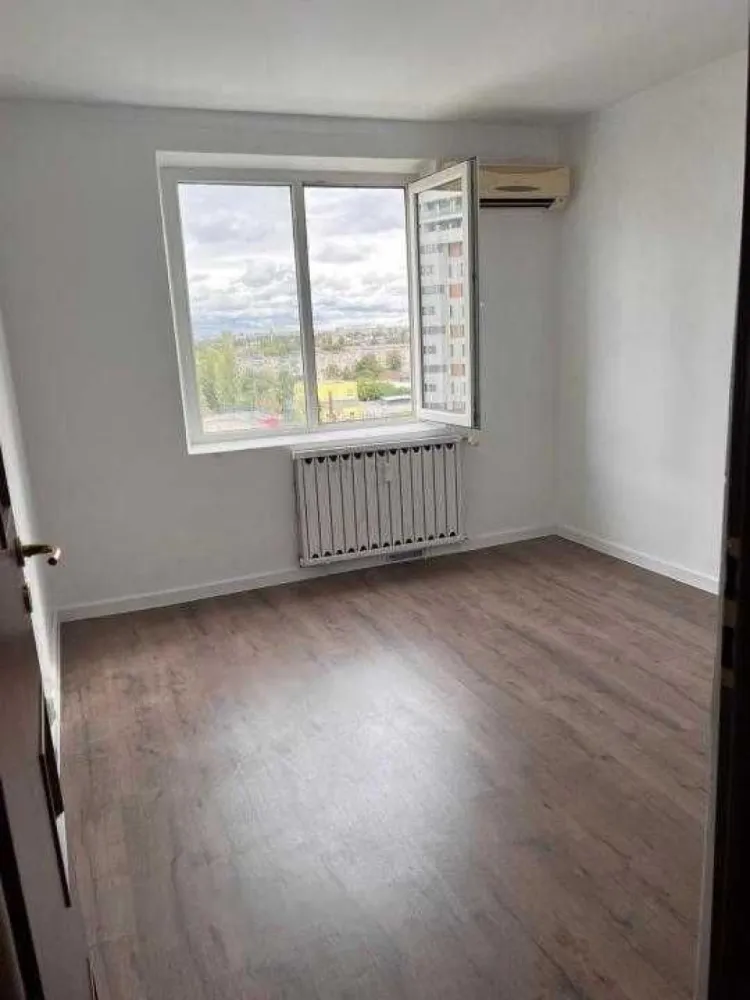 Apartament 3 camere Parc Sebastian sector 5 Buc. in curs de renovare - Anunț de vânzare apartament 3 camere în curs de renovare, etaj 2, în zona Sebastian

Descriere:
Vă ofer un apartament spațios cu 3 camere, aflat în curs de renovare, situat la etajul 2 într-un bloc bine întreținut cu două lifturi. Apartamentul beneficiază de geamuri termopan și dispune de o suprafață generoasă de aproximativ 70 mp construiți, ideală pentru familii sau cupluri care își doresc spațiu suplimentar.

Compartimentare:
2 dormitoare spațioase
Sufragerie luminoasă și primitoare
Bucătărie generoasă, ușor de amenajat după preferințe
2 băi complet funcționale
1 balcon cu vedere liniștită
Vestibul primitor și 3 debarale pentru depozitare suplimentară

Facilități și amplasare

Apartamentul este situat într-o zonă excelent deservită de mijloace de transport: 
- Stația de tramvai 32 este la doar 7 minute distanță, oferind acces rapid către Piața Unirii. 
- În proximitate se află Parcul Sebastian, ideal pentru activități în aer liber

O varietate de instituții de învățământ: 
- Grădinițe de stat, 
- Școala Gimnazială 280 
- Liceul Dimitrie Bolintineanu. 

Pentru cumpărături și activități de agrement, aveți la dispoziție:
- Liberty Center (actualul Jumbo)
- Auchan 
- Centrul Comercial Vulcan.

Detalii suplimentare: Apartamentul se vinde cu posibilitatea de a personaliza lucrările de renovare ramase, oferindu-vă ocazia de a crea un cămin după propriul gust.