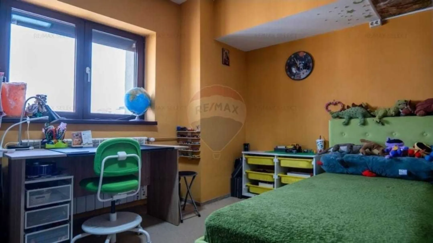 Ocazie Apartament Mosilor central 3 camere - Apartament 3 camere, decomandat, situat la et.7 din 8, pe Calea Mosilor (blocul cu BCR).

Acesta este compus din 3 camere spatioase, cu suprafata totala de 77.68 mp, in care intra 2 balcoane cu suprafata de 6 mp.
Apartamentul cuprinde un living de 18.63 mp, doua dormitoare (unul cu suprafata de 14.20 mp si celalalt de 11.58 mp) mobilate si utilate, bucatarie, 2 baie, vestibul, precum si doua balcoane (unul de 3.04 si altul de 2.90 mp).