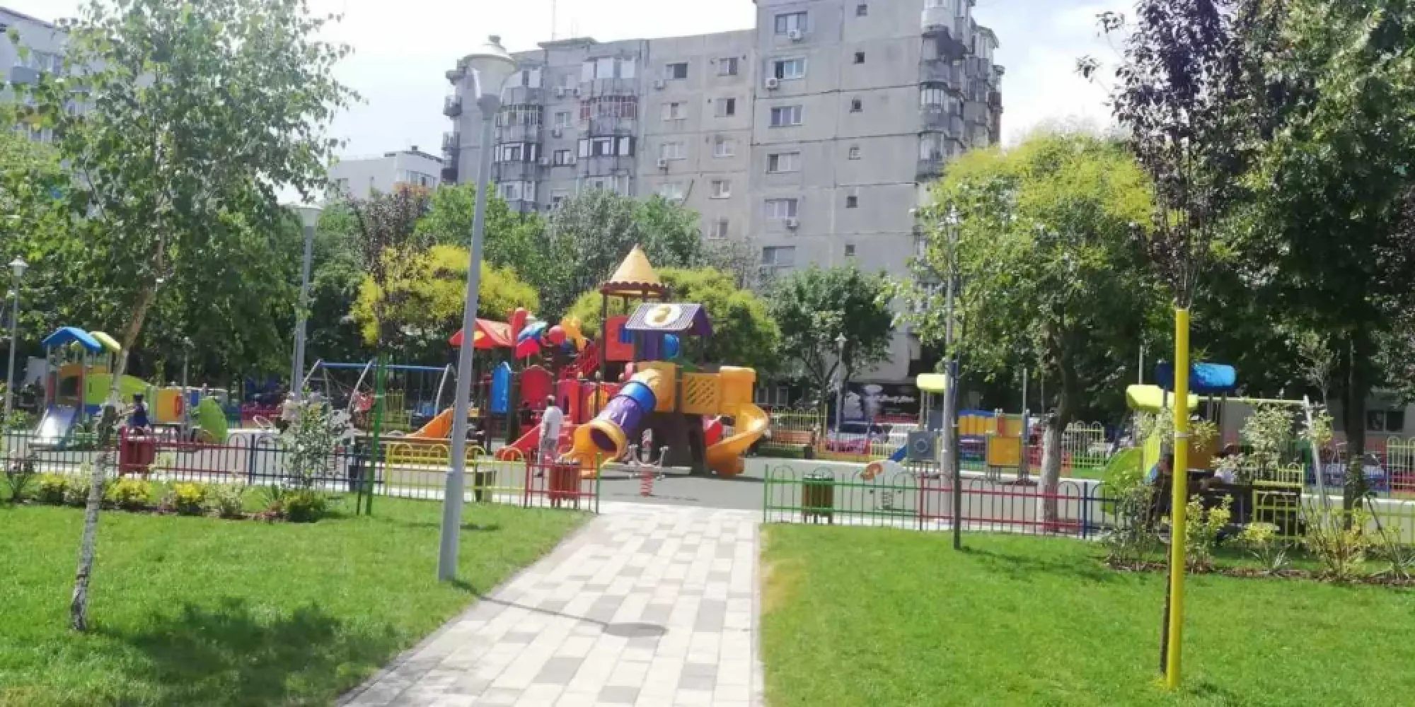 Apartament 3 camere Parc Sebastian sector 5 Buc. in curs de renovare - Anunț de vânzare apartament 3 camere în curs de renovare, etaj 2, în zona Sebastian

Descriere:
Vă ofer un apartament spațios cu 3 camere, aflat în curs de renovare, situat la etajul 2 într-un bloc bine întreținut cu două lifturi. Apartamentul beneficiază de geamuri termopan și dispune de o suprafață generoasă de aproximativ 70 mp construiți, ideală pentru familii sau cupluri care își doresc spațiu suplimentar.

Compartimentare:
2 dormitoare spațioase
Sufragerie luminoasă și primitoare
Bucătărie generoasă, ușor de amenajat după preferințe
2 băi complet funcționale
1 balcon cu vedere liniștită
Vestibul primitor și 3 debarale pentru depozitare suplimentară

Facilități și amplasare

Apartamentul este situat într-o zonă excelent deservită de mijloace de transport: 
- Stația de tramvai 32 este la doar 7 minute distanță, oferind acces rapid către Piața Unirii. 
- În proximitate se află Parcul Sebastian, ideal pentru activități în aer liber

O varietate de instituții de învățământ: 
- Grădinițe de stat, 
- Școala Gimnazială 280 
- Liceul Dimitrie Bolintineanu. 

Pentru cumpărături și activități de agrement, aveți la dispoziție:
- Liberty Center (actualul Jumbo)
- Auchan 
- Centrul Comercial Vulcan.

Detalii suplimentare: Apartamentul se vinde cu posibilitatea de a personaliza lucrările de renovare ramase, oferindu-vă ocazia de a crea un cămin după propriul gust.