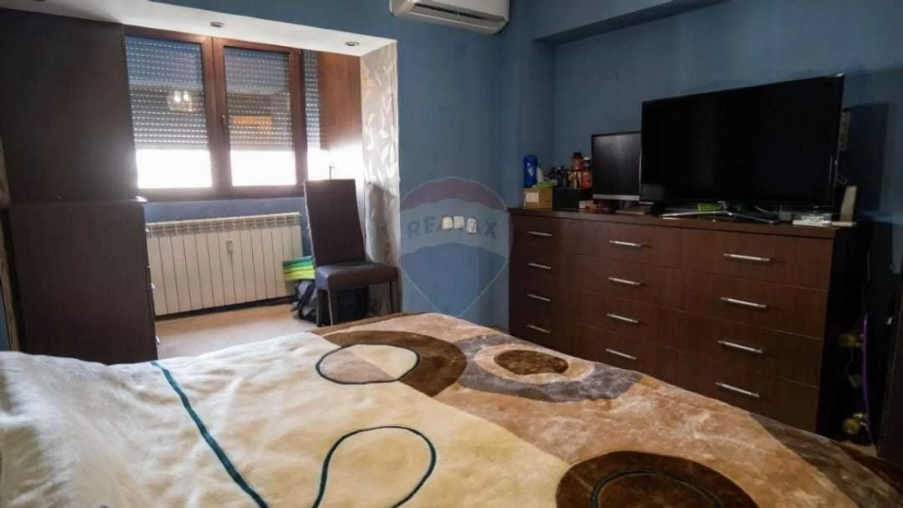 Ocazie Apartament Mosilor central 3 camere - Apartament 3 camere, decomandat, situat la et.7 din 8, pe Calea Mosilor (blocul cu BCR).

Acesta este compus din 3 camere spatioase, cu suprafata totala de 77.68 mp, in care intra 2 balcoane cu suprafata de 6 mp.
Apartamentul cuprinde un living de 18.63 mp, doua dormitoare (unul cu suprafata de 14.20 mp si celalalt de 11.58 mp) mobilate si utilate, bucatarie, 2 baie, vestibul, precum si doua balcoane (unul de 3.04 si altul de 2.90 mp).