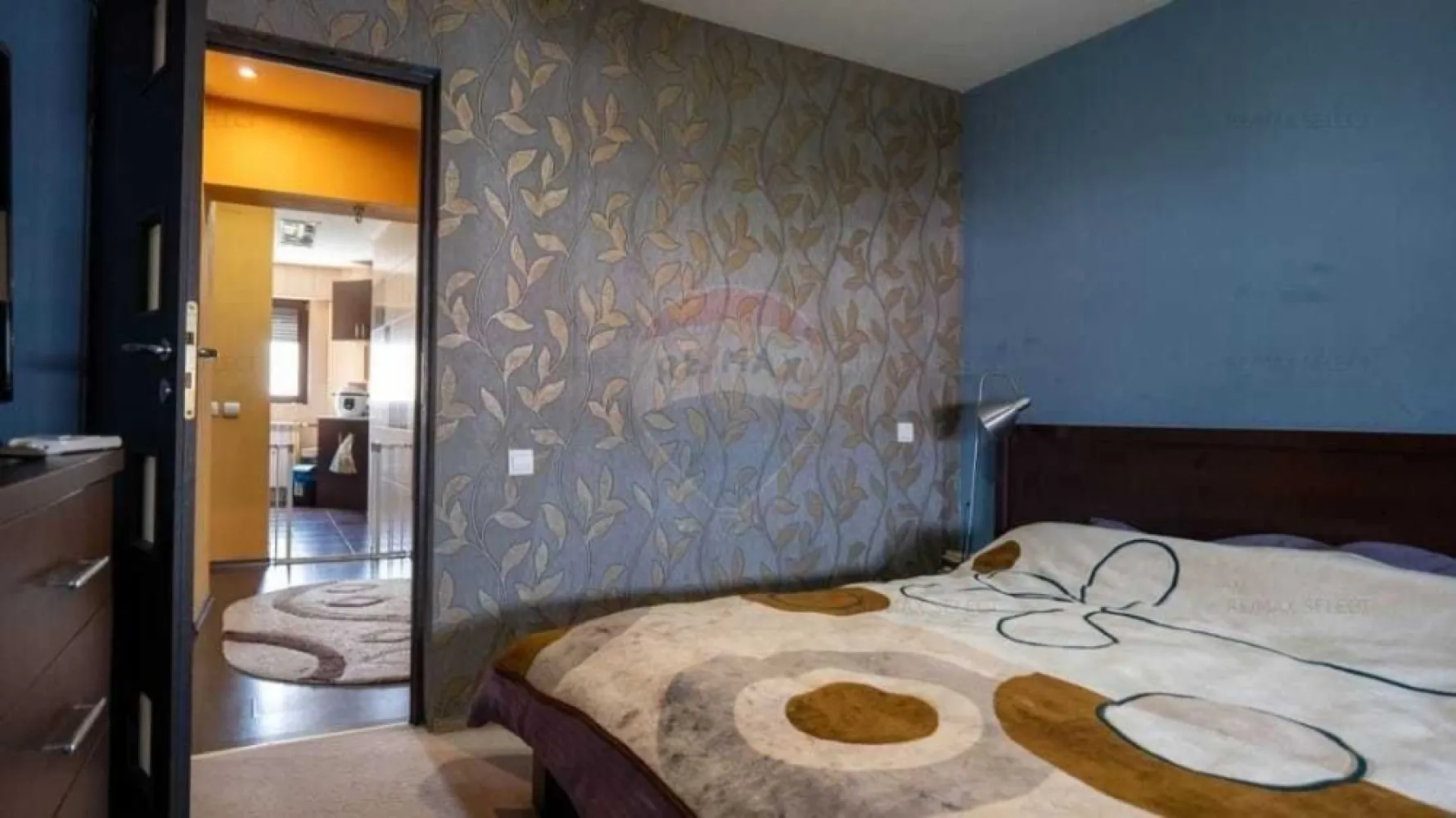 Ocazie Apartament Mosilor central 3 camere - Apartament 3 camere, decomandat, situat la et.7 din 8, pe Calea Mosilor (blocul cu BCR).

Acesta este compus din 3 camere spatioase, cu suprafata totala de 77.68 mp, in care intra 2 balcoane cu suprafata de 6 mp.
Apartamentul cuprinde un living de 18.63 mp, doua dormitoare (unul cu suprafata de 14.20 mp si celalalt de 11.58 mp) mobilate si utilate, bucatarie, 2 baie, vestibul, precum si doua balcoane (unul de 3.04 si altul de 2.90 mp).