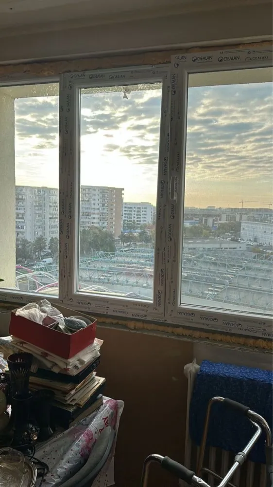 Apartament 3 camere decomandate - Apartament 3 camere Piața Sudului Berceni. Bloc recent anvelopat , tâmplărie termopan. Etaj 9 din 10, bloc cu 2 intrări și 2 lifturi. Disponibil imediat. Suprafata utila 63,4 mp. Balcon închis.