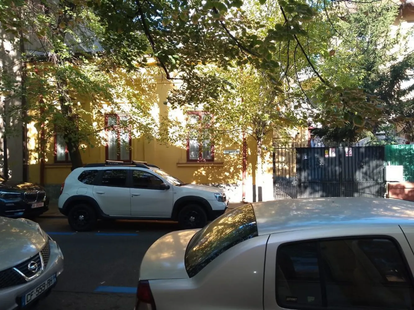 Inchiriez casa la curte in centru,zona Foisorul de Foc - Inchiriez casa la curte,in centrul Bucurestiului,in zona Izvorul Rece,Foisorul de Foc.
Casa este construita din caramida,compusa din 3 camere,1 baie,1 bucatarie,1 beci.Complet renovata.Curtea este comuna pt.3 vecini.Vecinii sunt oameni educati si civilizati.
Suprafata casei este de aproximativ 100 metrii patrati plus curte 30-50 metrii patrati.
Casa se poate utila la cerere,la alta valoare.