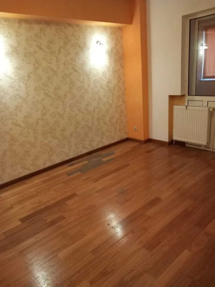 Vand ap 3 camere - Vand apartament 3 camere Nerva Traian zona centrala etaj 1/8 bloc din 2000,vedere spate lateral cu imbunatairi,centrala etaj 1/8,
Pret redus de la 198.000 la 185.000 euro
Ideal investitie !